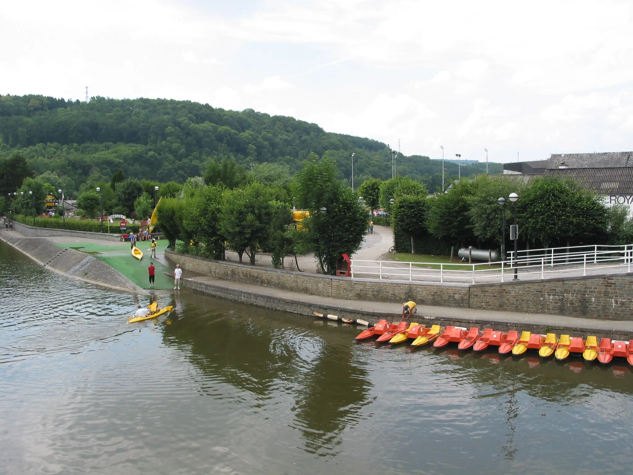 Photo showing: Barvaux-sur-Ourthe (Belgique),  l'Ourthe et l'embarcadère des kayaks.