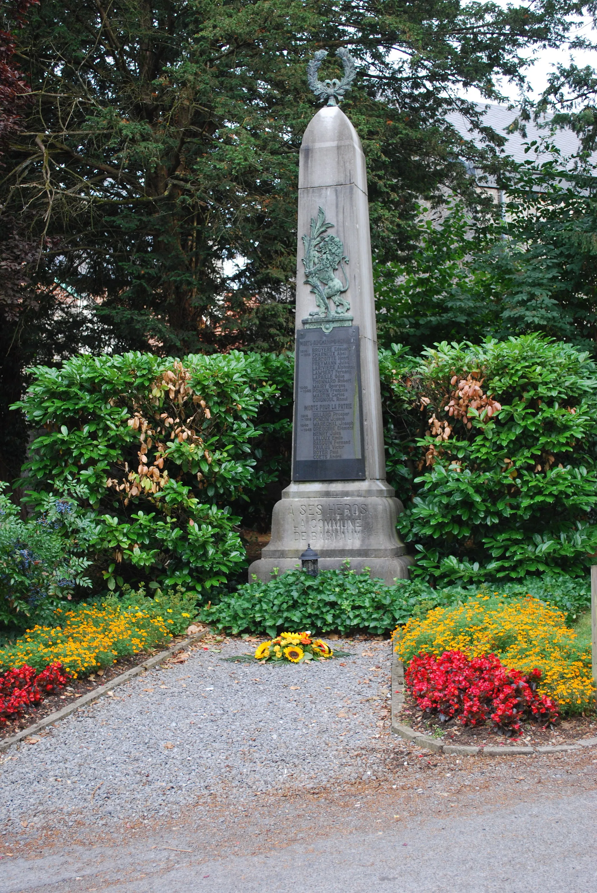Photo showing: Monument aux morts des deux guerres mondiales dans le parc de la Maison Communale de Durbuy, à Barvaux-sur-Ourthe.