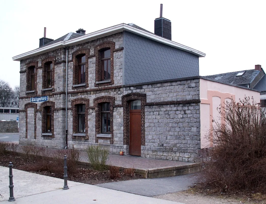 Photo showing: Station Bastogne Nord used to be the second, smaller but laid in the middle of the town station of Bastogne. Nowadays, the building is used as restaurant, and the trackbed as a pedestrian / horse / bike only path