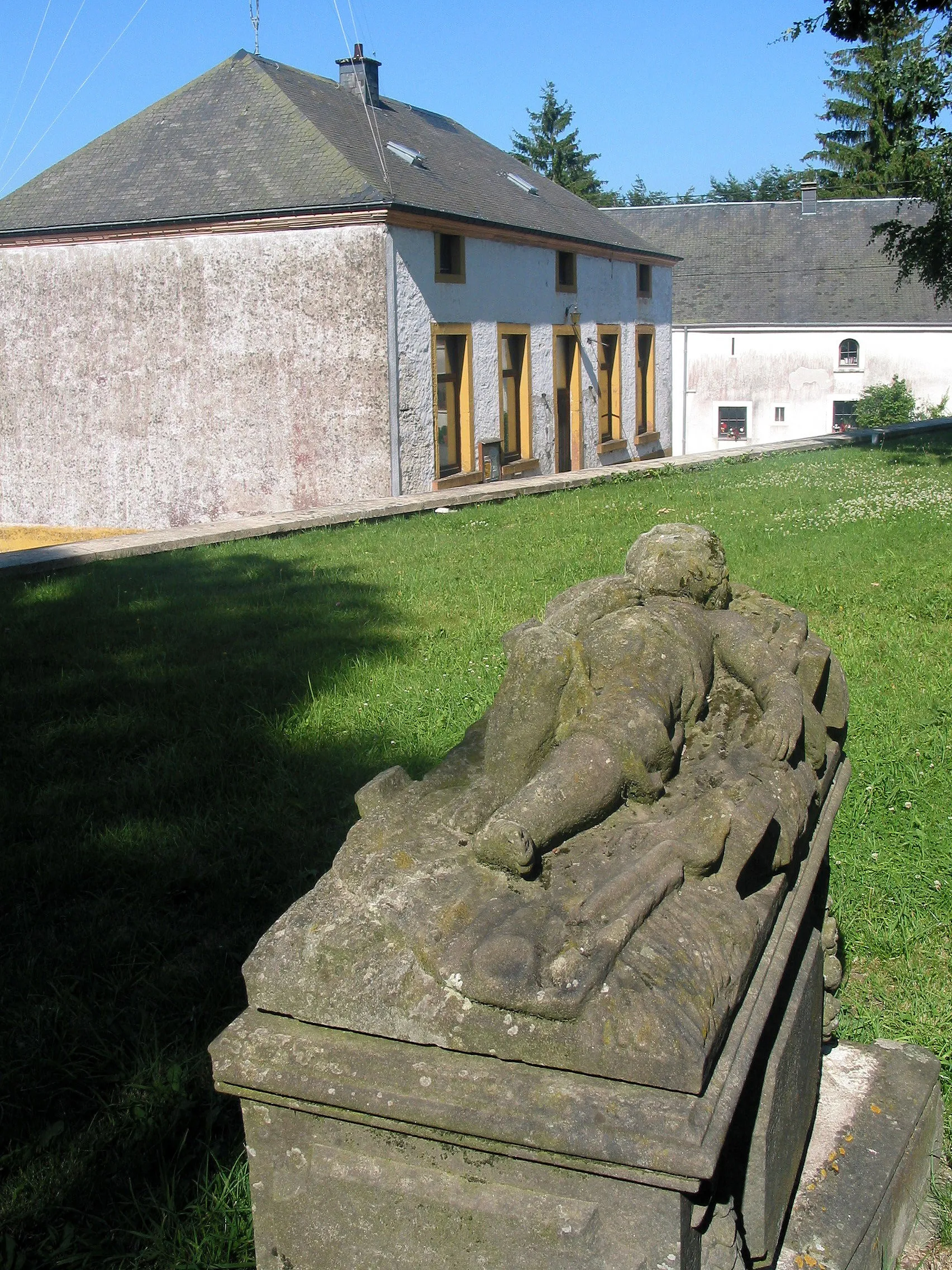 Photo showing: Fauvillers (Belgium), sculpture on an old tombstone monument of the Sacré Coeur church cemetery.