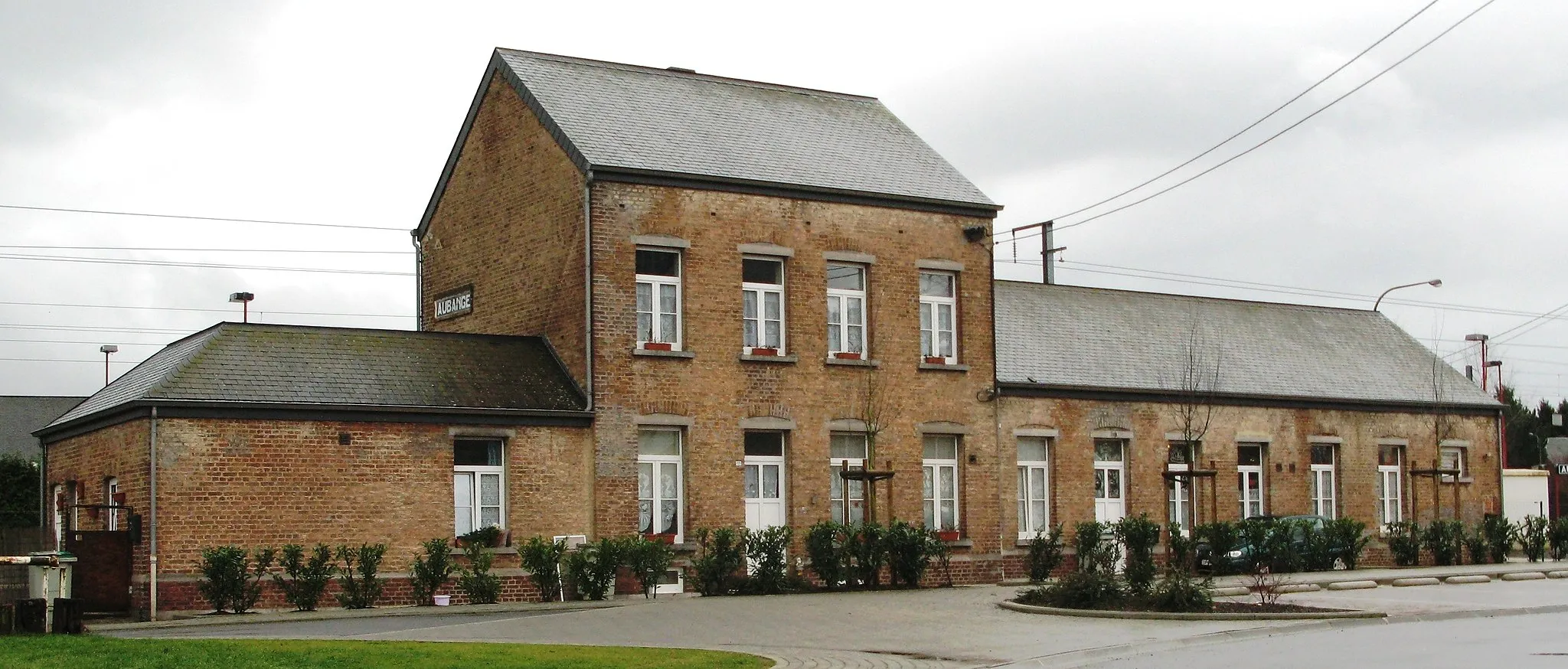 Photo showing: Gare Éibeng (Belsch) vum Parking aus gesinn.