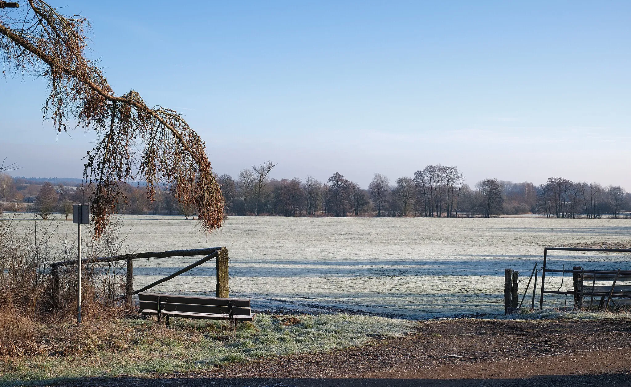 Photo showing: Frosty bench overlooking a frosty field along the GR-16 in Chiny, Belgium