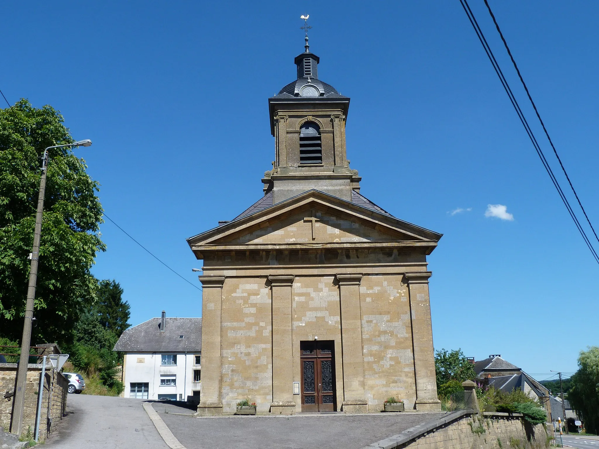 Photo showing: L'église de Signeulx, de face, en août 2013