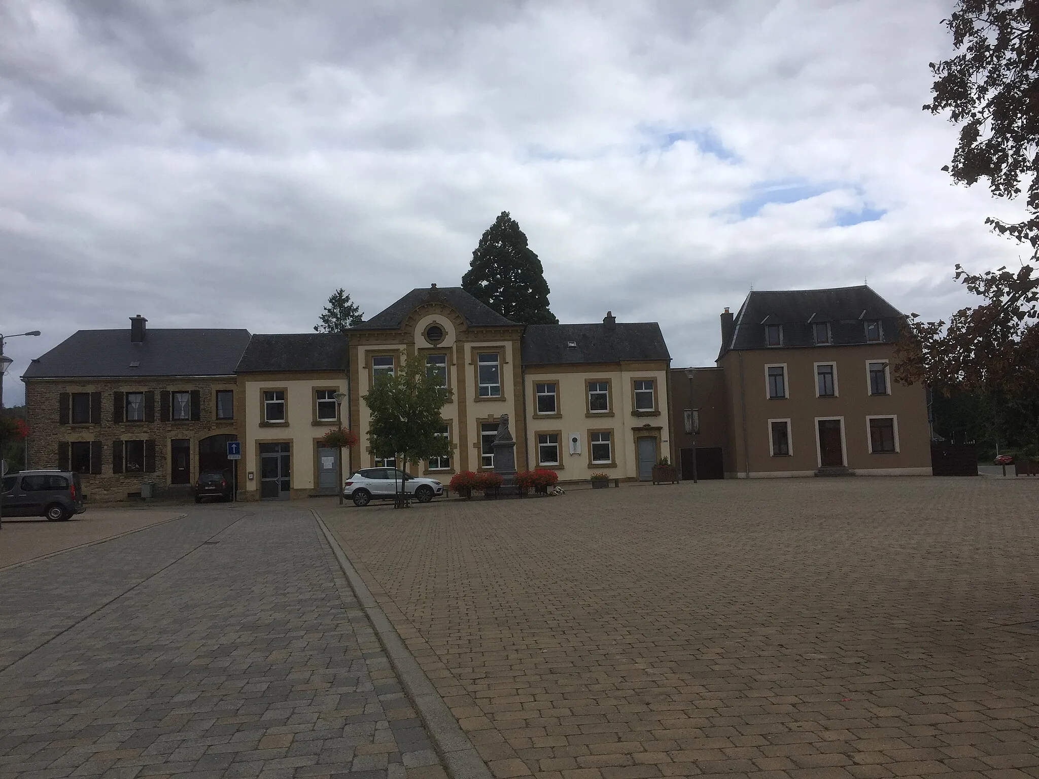 Photo showing: Place Abbé Alexandre à Mussy-la-Ville