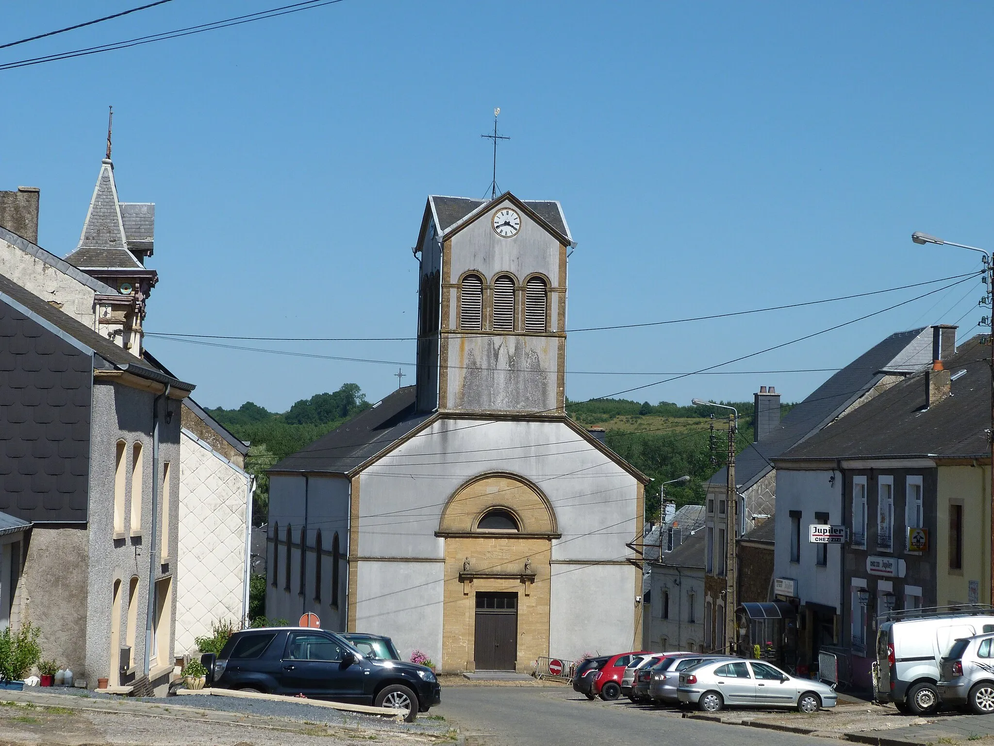Photo showing: L'église de Mussy, de face, en août 2013. Notez la rue pavée.