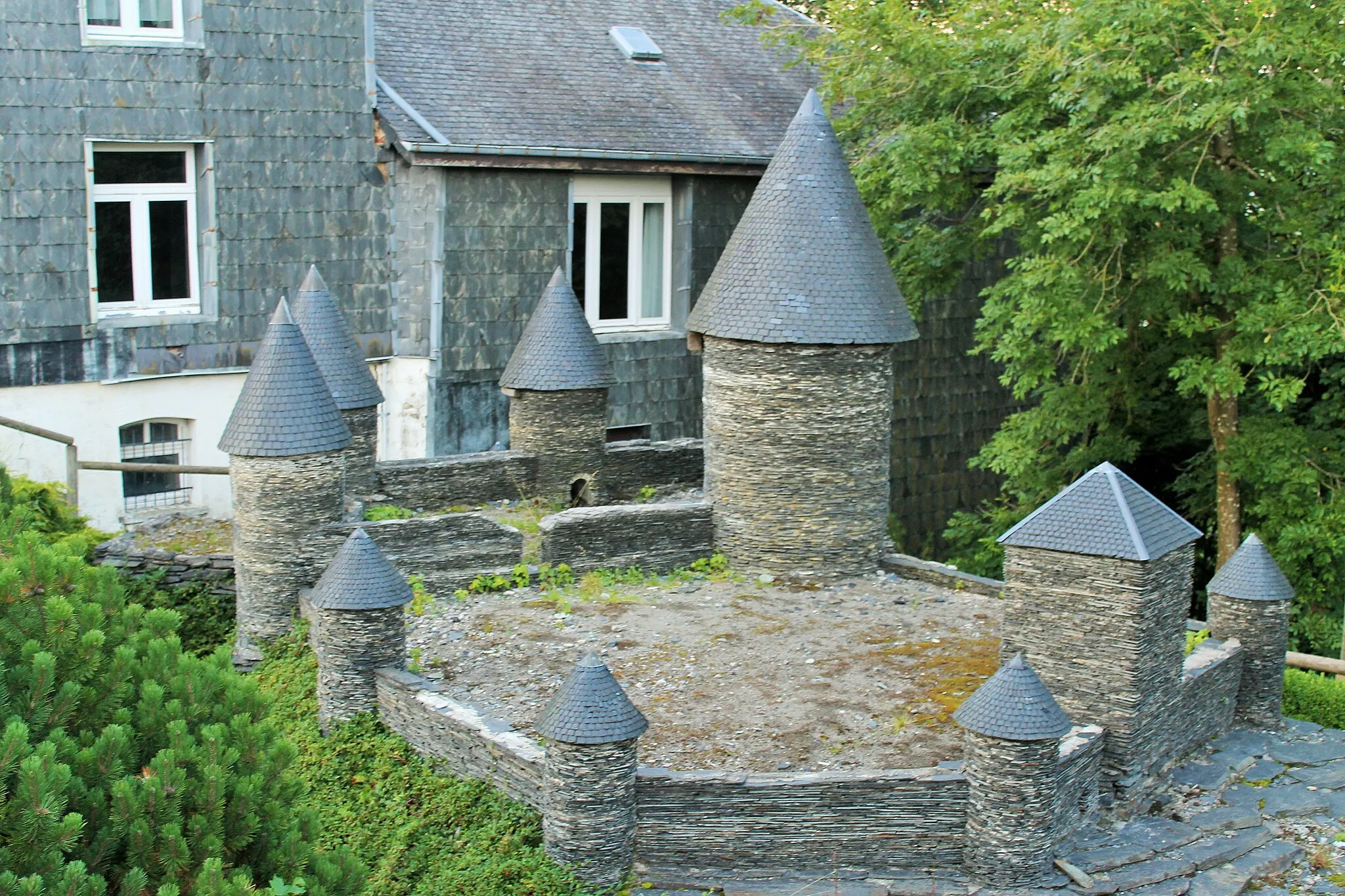 Photo showing: Reconstitution au 1/20ième du château de Neufchâteau en Belgique. Elle fût construite en 1999-2000 et offerte à la ville pour son 800èm anniversaire.