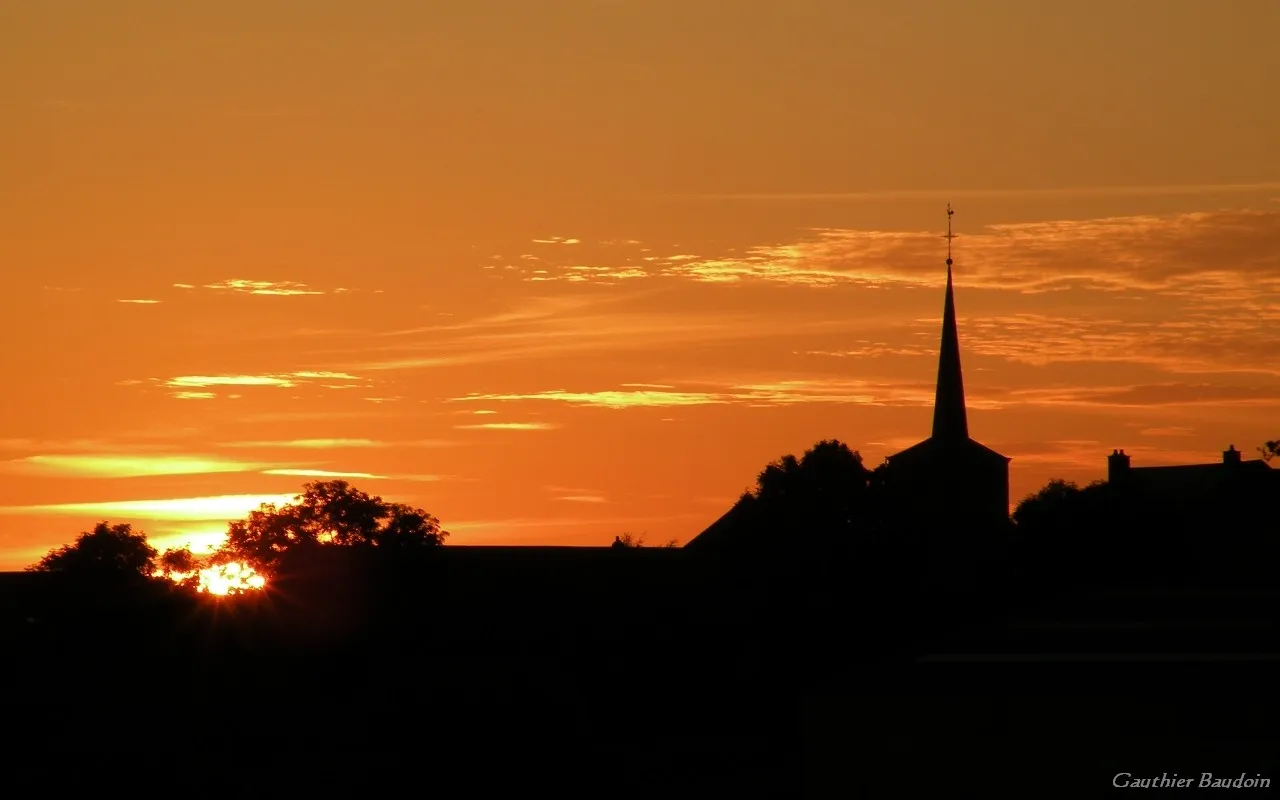 Photo showing: Photo du clocher de l'église de Noville lors d'un coucher de soleil estival.