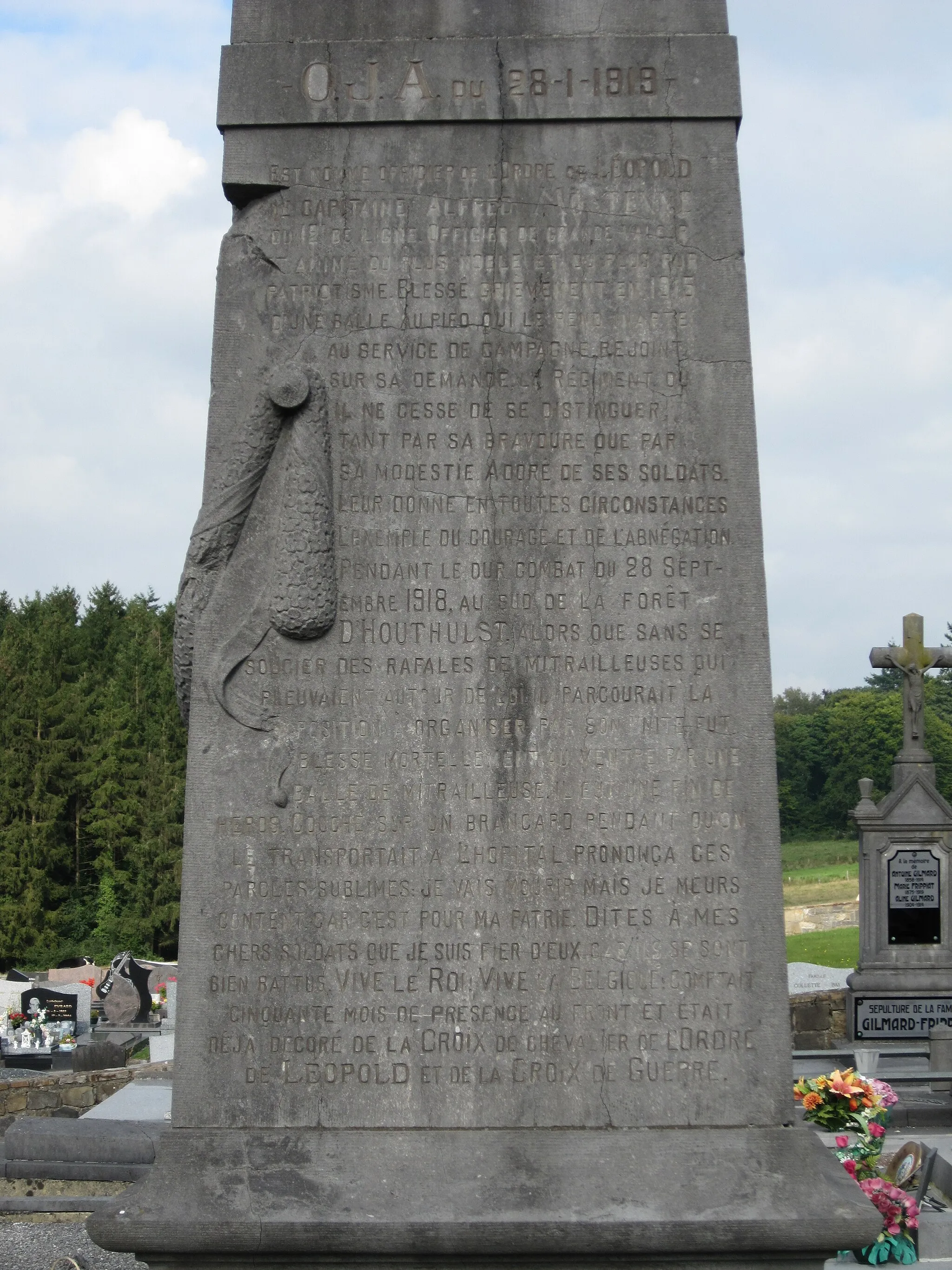 Photo showing: Cimetière de On - Vue de droite du monument aux Morts de la guerre 1914-1918.