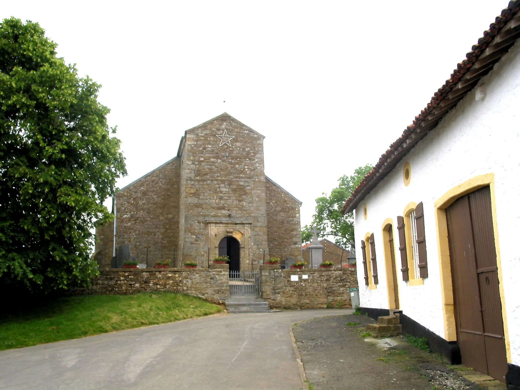 Photo showing: Montquintin (Belgium), the St Quentin church (XIIth century).