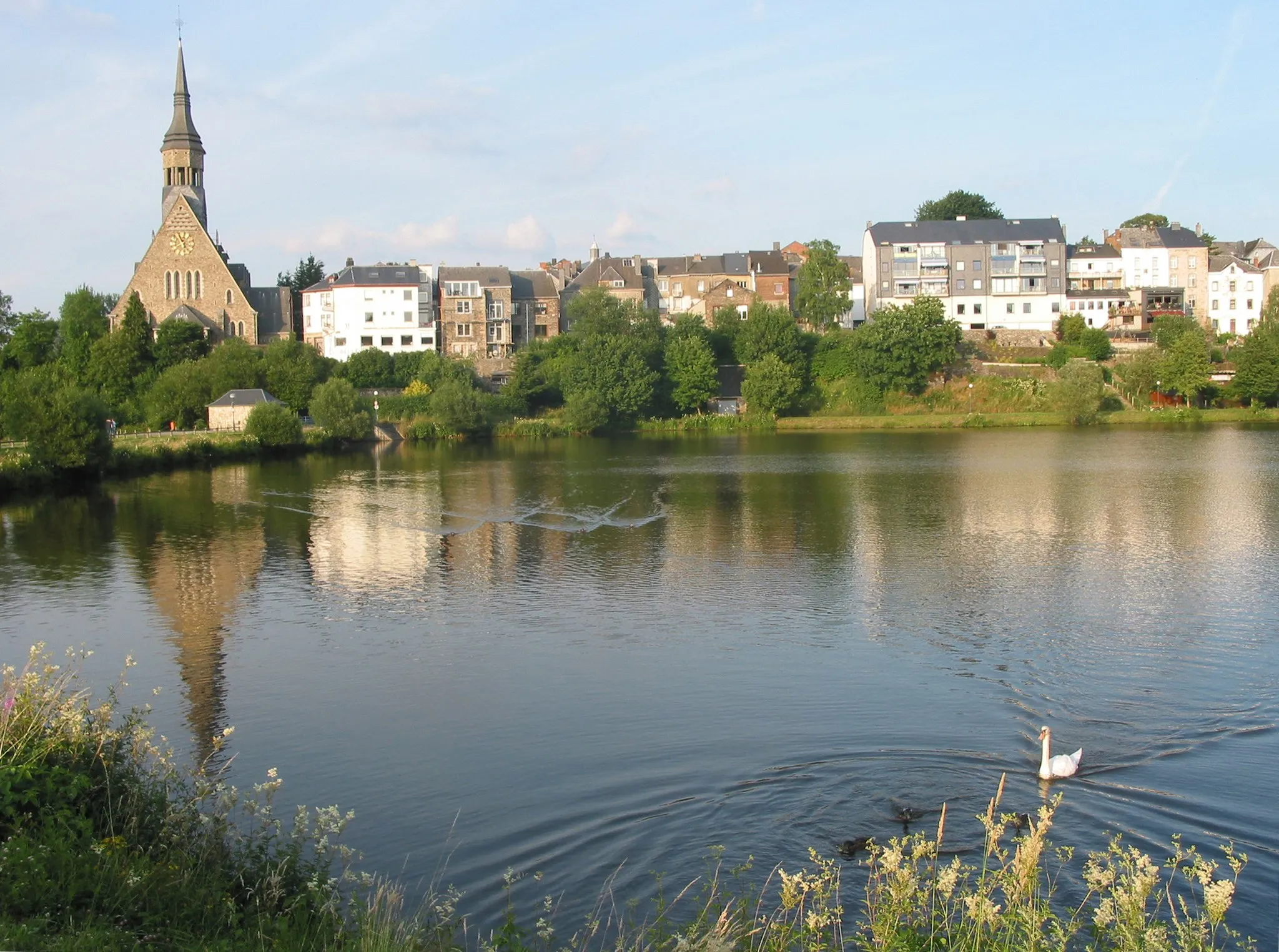 Photo showing: Vielsalm (Belgium), image of the city in her lake.