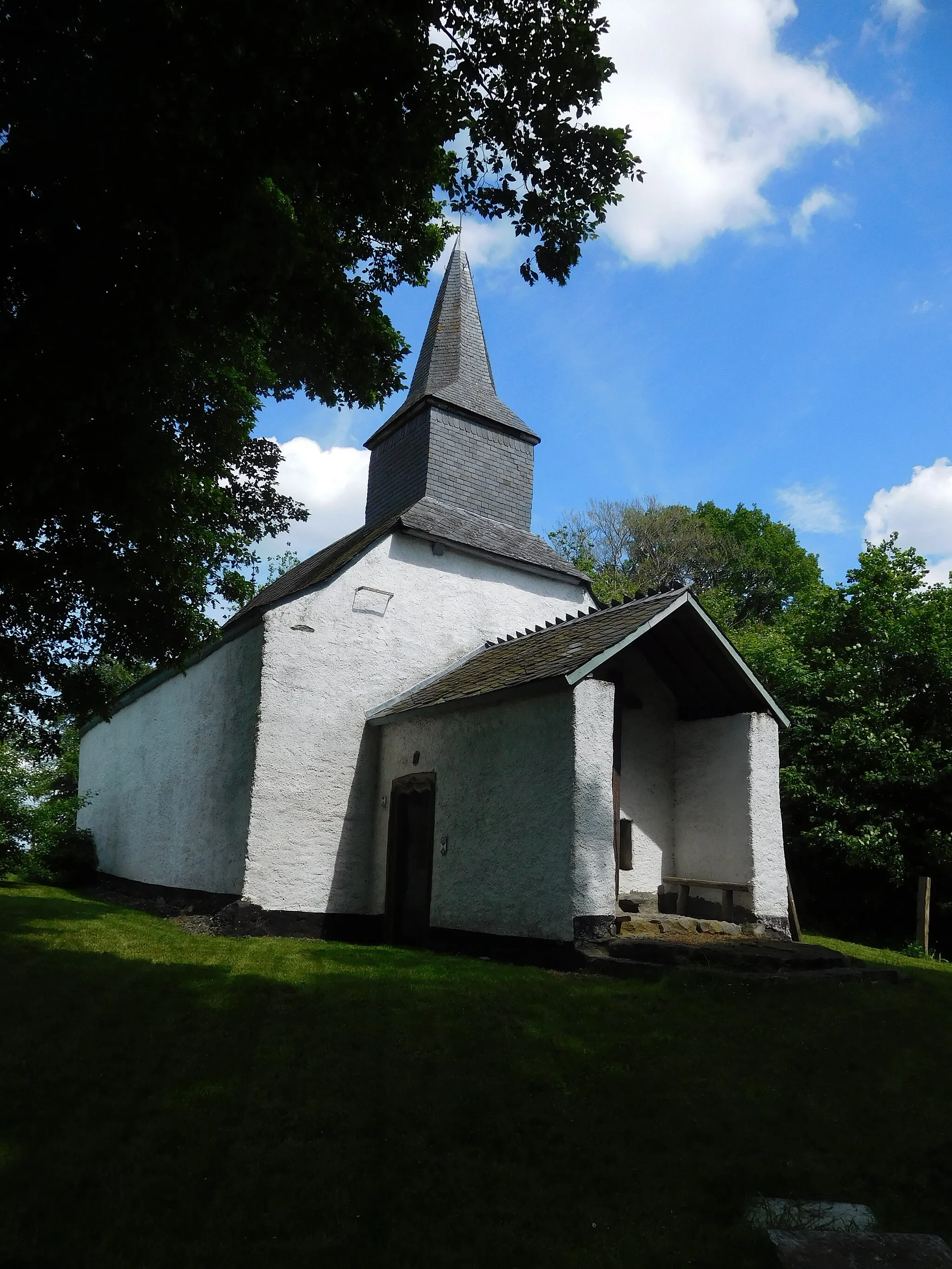 Photo showing: La chapelle Saint-Cunibert de Bizory, près de Bastogne (Belgique), aujourd'hui désaffectée, est devenue espace culturel. Son calvaire extérieur est toujours objet de vénération populaire.