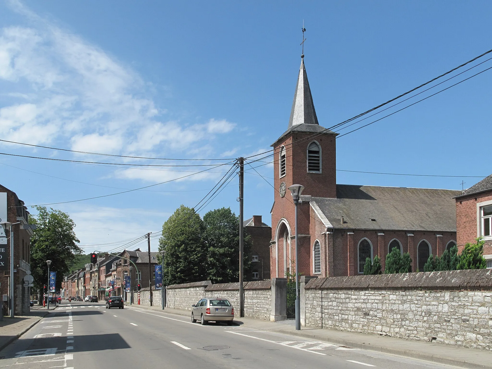 Photo showing: Anhée, church in the street