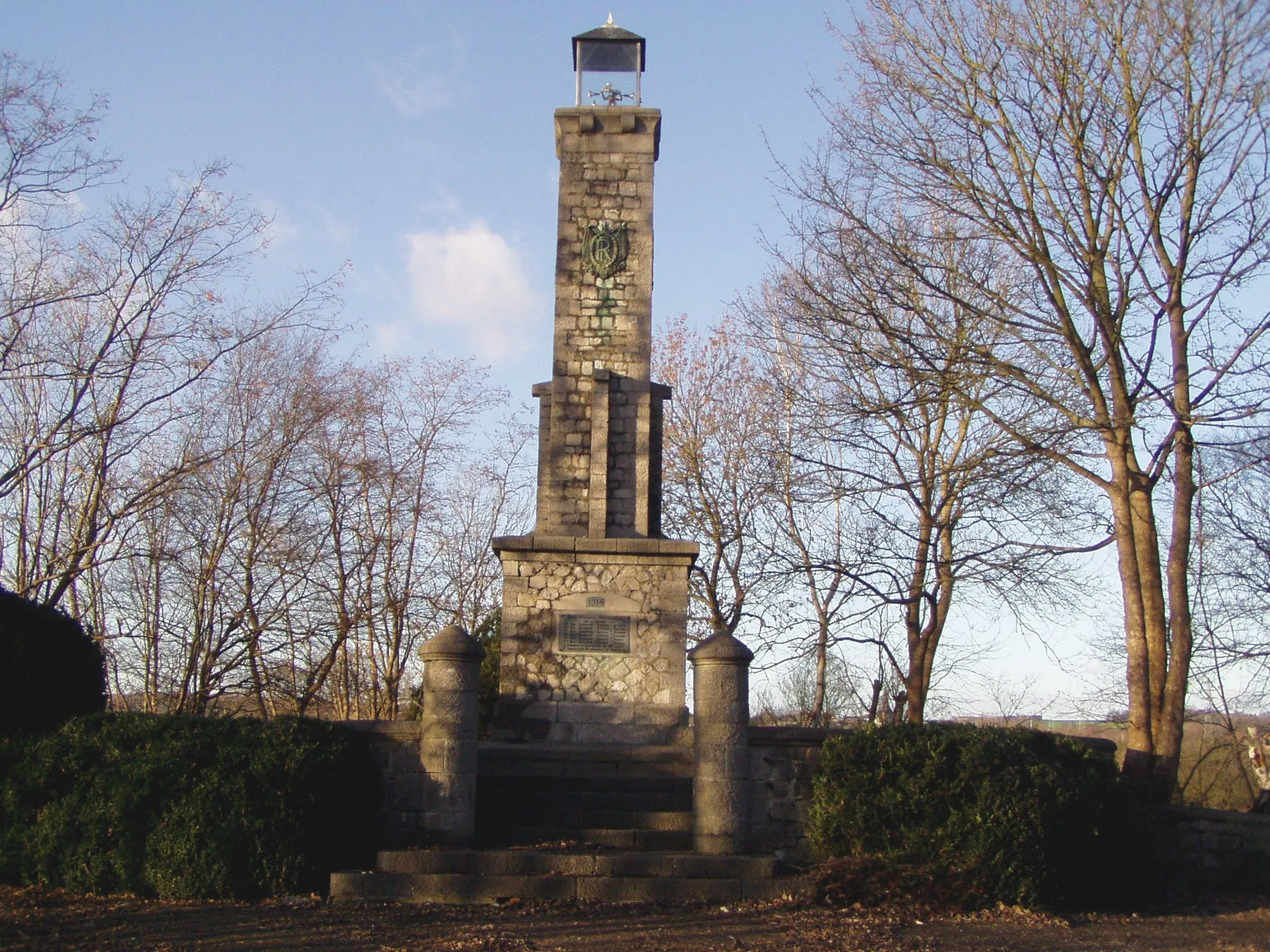 Photo showing: phare breton dans le cimetière français à Auvelais. Fait avec du granit de Bretagne.