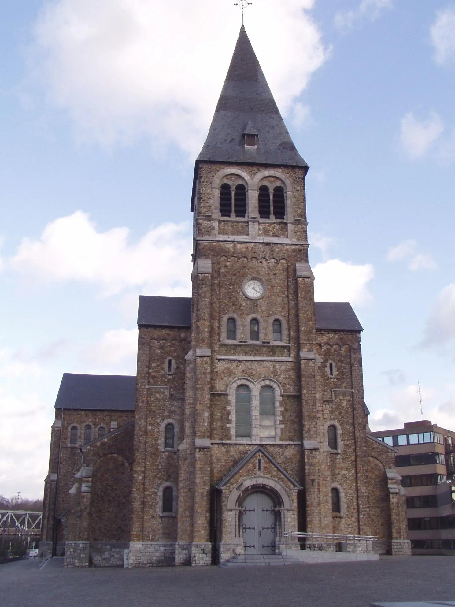 Photo showing: Church St Victor (1911) on the "Place Communale" is the main church at the center of Auvelais (Sambreville)