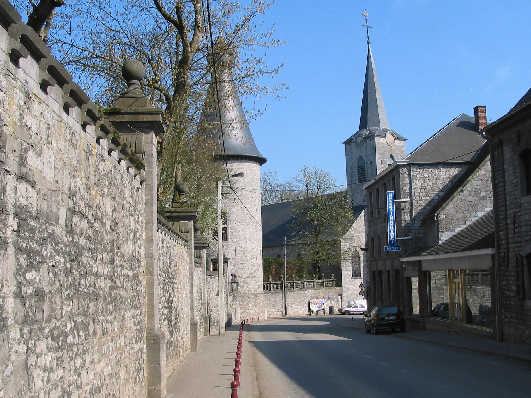 Photo showing: Bioul (Belgium), rue de Rouillon: southern wall and tower of the castle and church of St. Bartholomew.