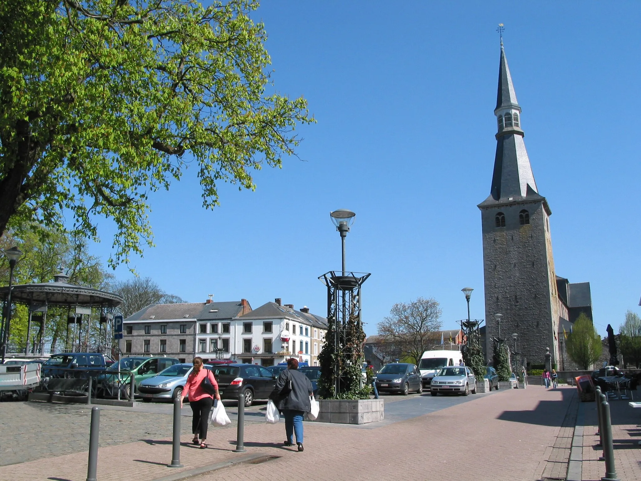 Photo showing: Ciney, the Monseu Place, the bandstand and the St. Nicolas church.