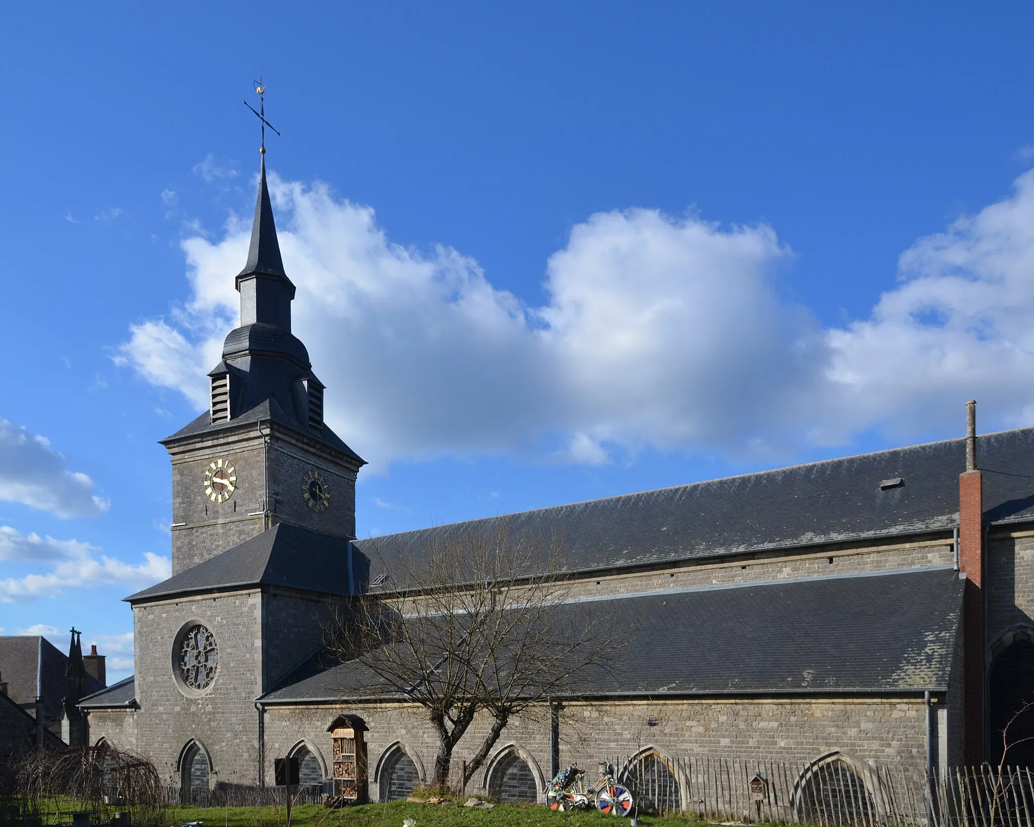 Photo showing: Couvin (Belgique) - Église Saint-Germain depuis le jardin des Récollectines.