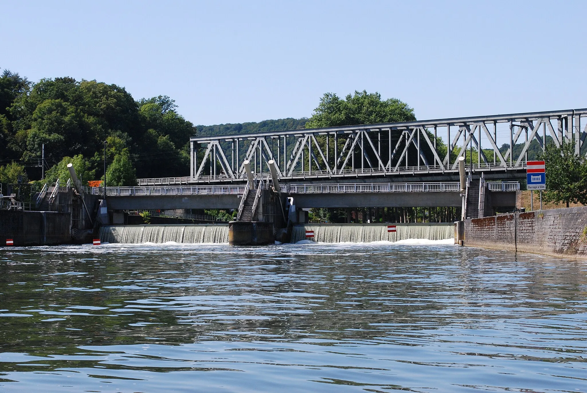 Photo showing: Anseremme : barrage sur la Meuse à l'île de Moniat, et pont du chemin de fer.