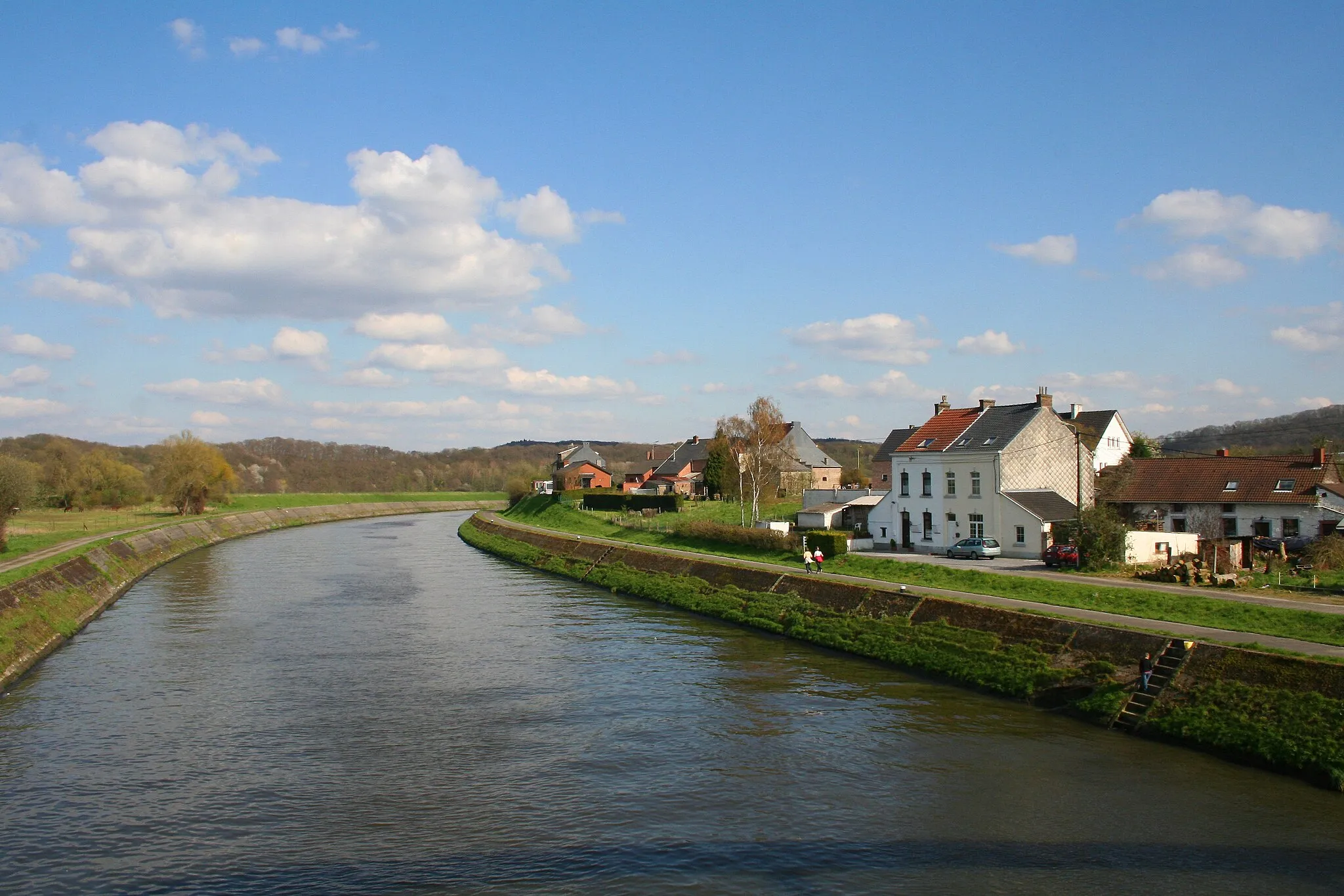 Photo showing: Franière (Belgique), quartier du village situé en aval du pont sur la Sambre.