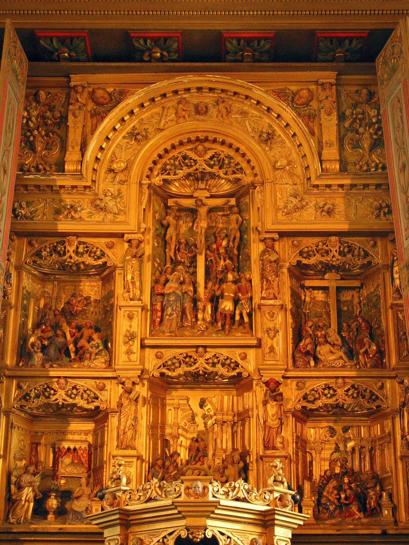 Photo showing: Gedinne (Belgium), the altar piece of the Our Lady of Nativity Church (polychrome oak - XVIth century).