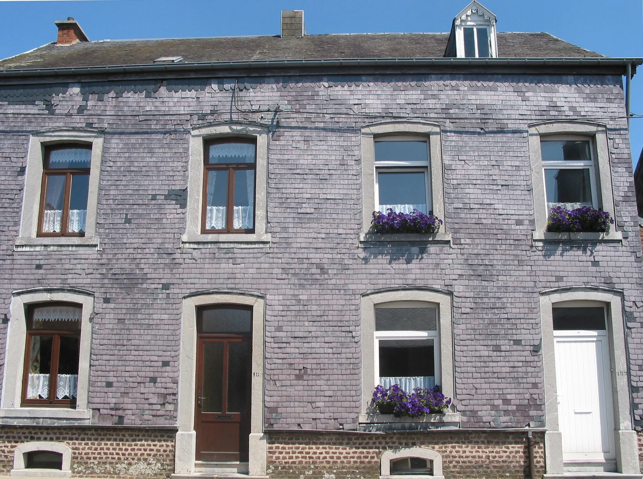 Photo showing: Gedinne (Belgium), typical house covered with slate.