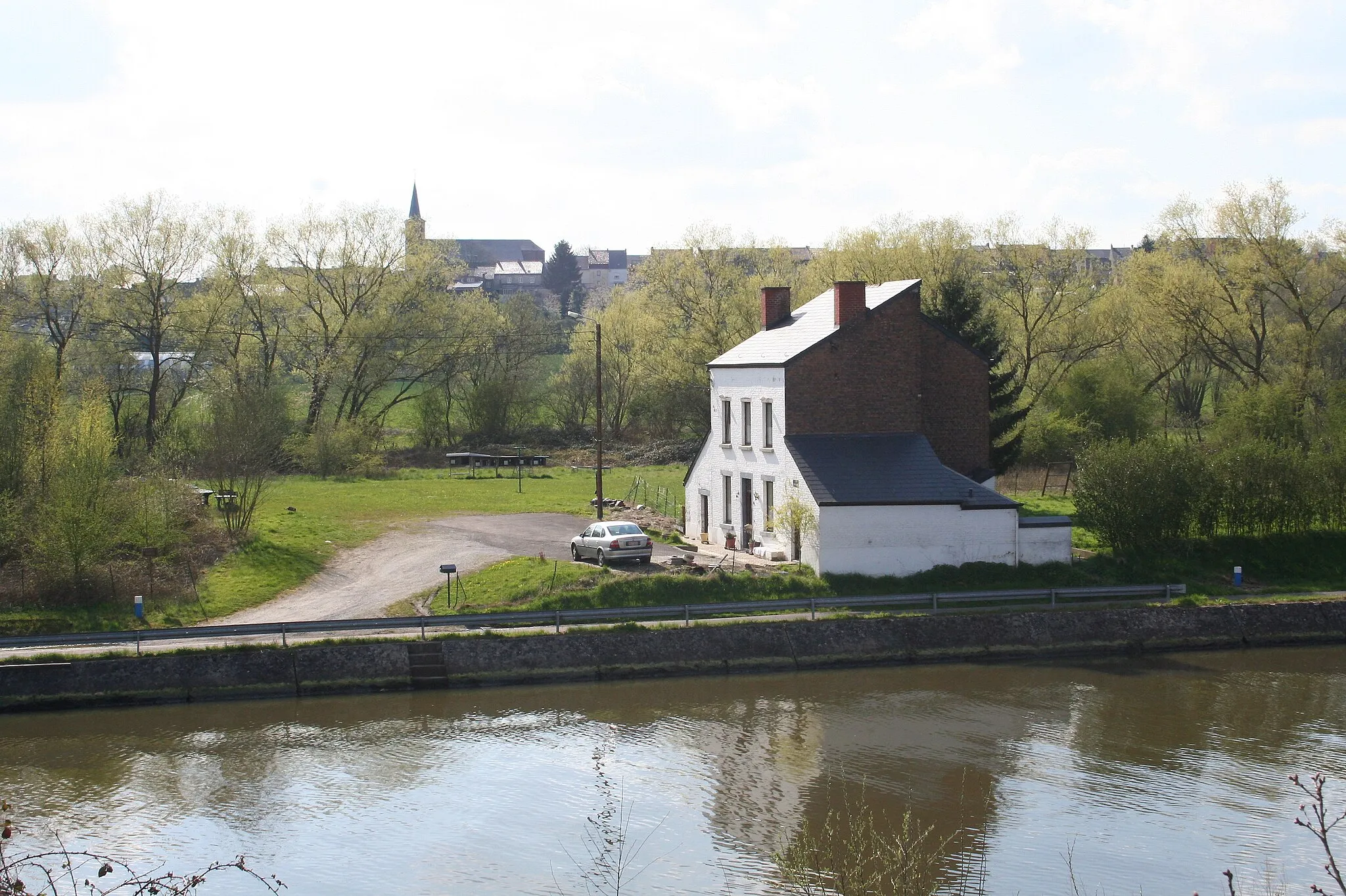 Photo showing: Ham-sur-Sambre, la Sambre et le village vus depuis les abords du pont Jourquin.