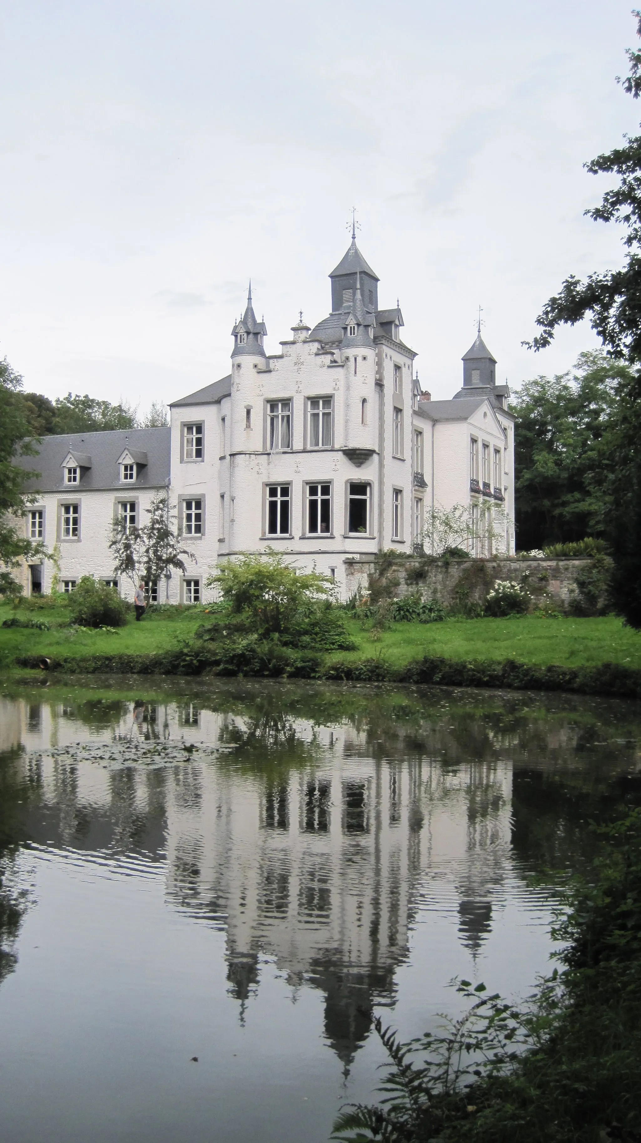 Photo showing: Le château de la famille de F.Rops vu du parc