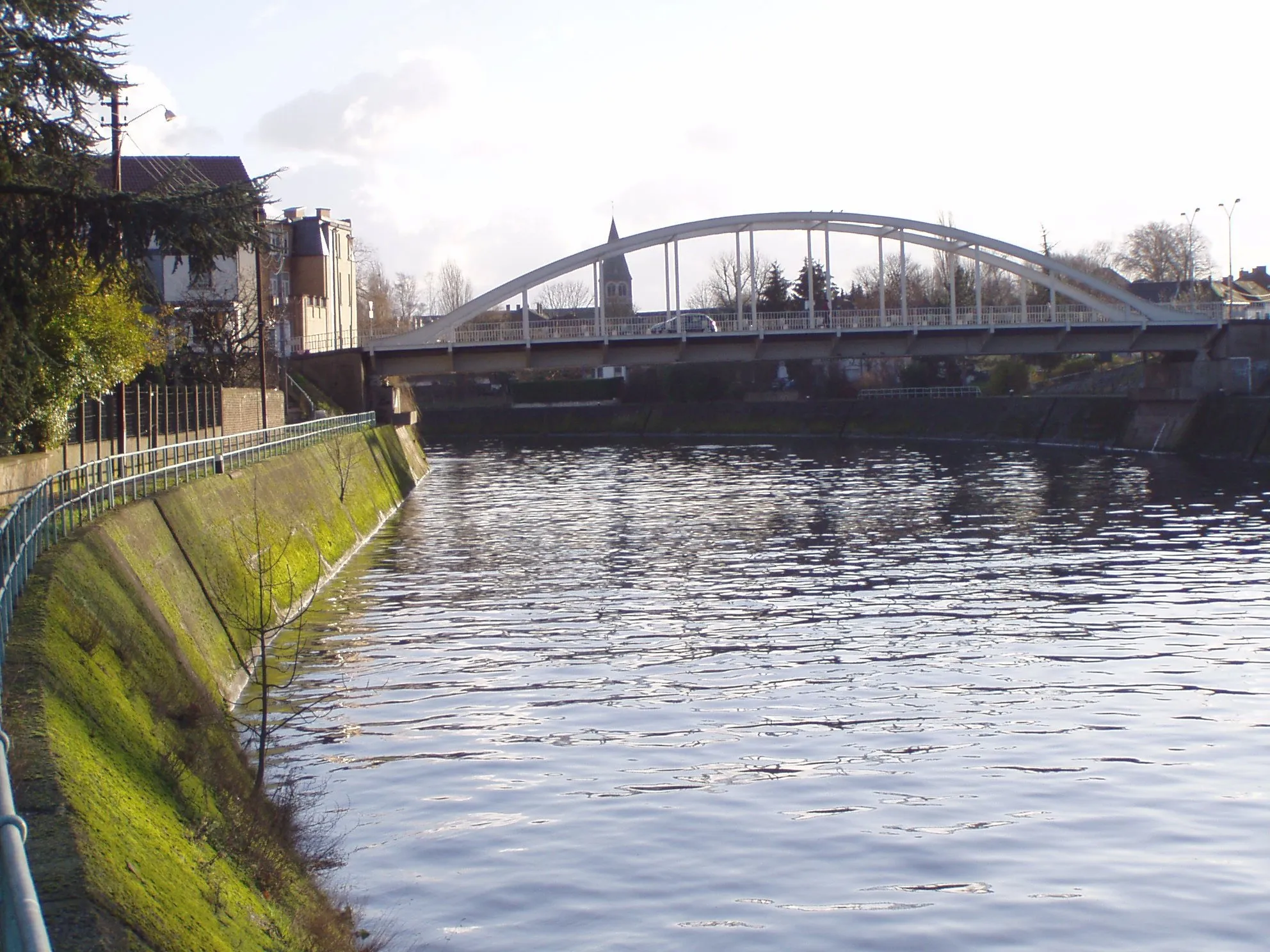 Photo showing: Le pont de Sambre, rue Félix Protin à Auvelais, depuis le sentier vers la rue de la Larronnerie (rive gauche, amont du pont)