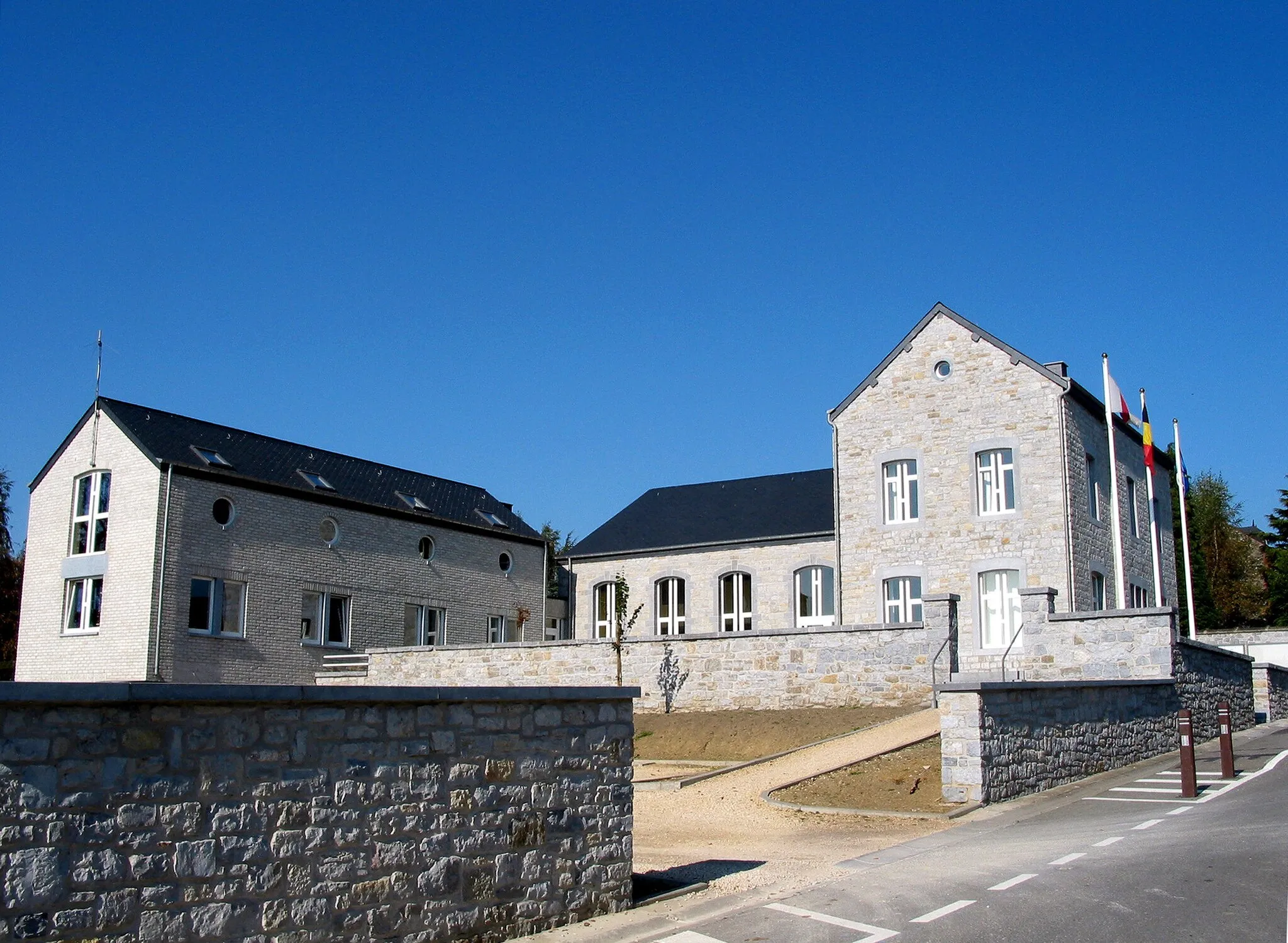 Photo showing: Onhaye (Belgium), the new buildings of the town hall built in the previous elementary school.