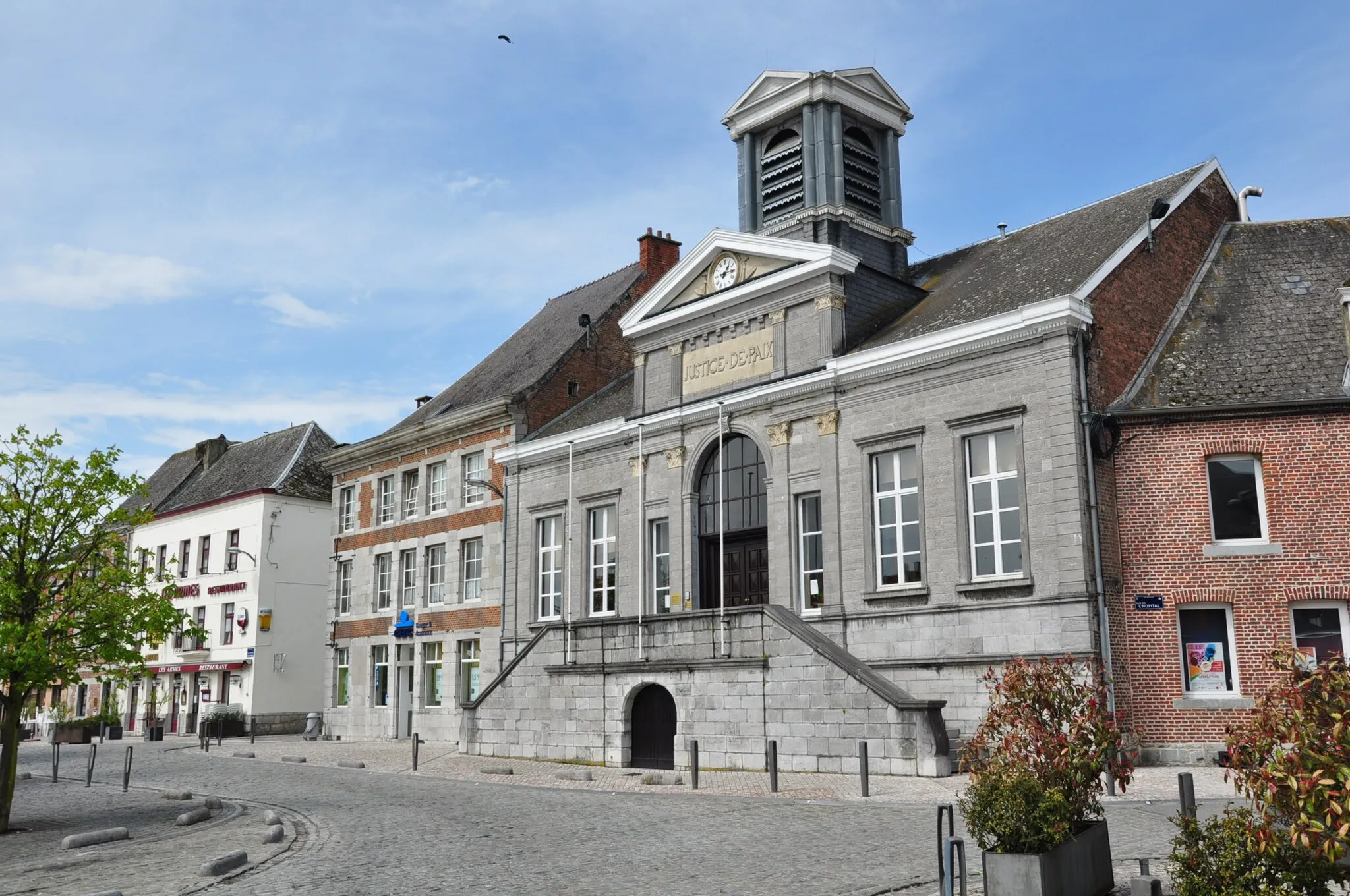 Photo showing: The former "Peace Court" (Justice de Paix) in Philippeville, Belgium.