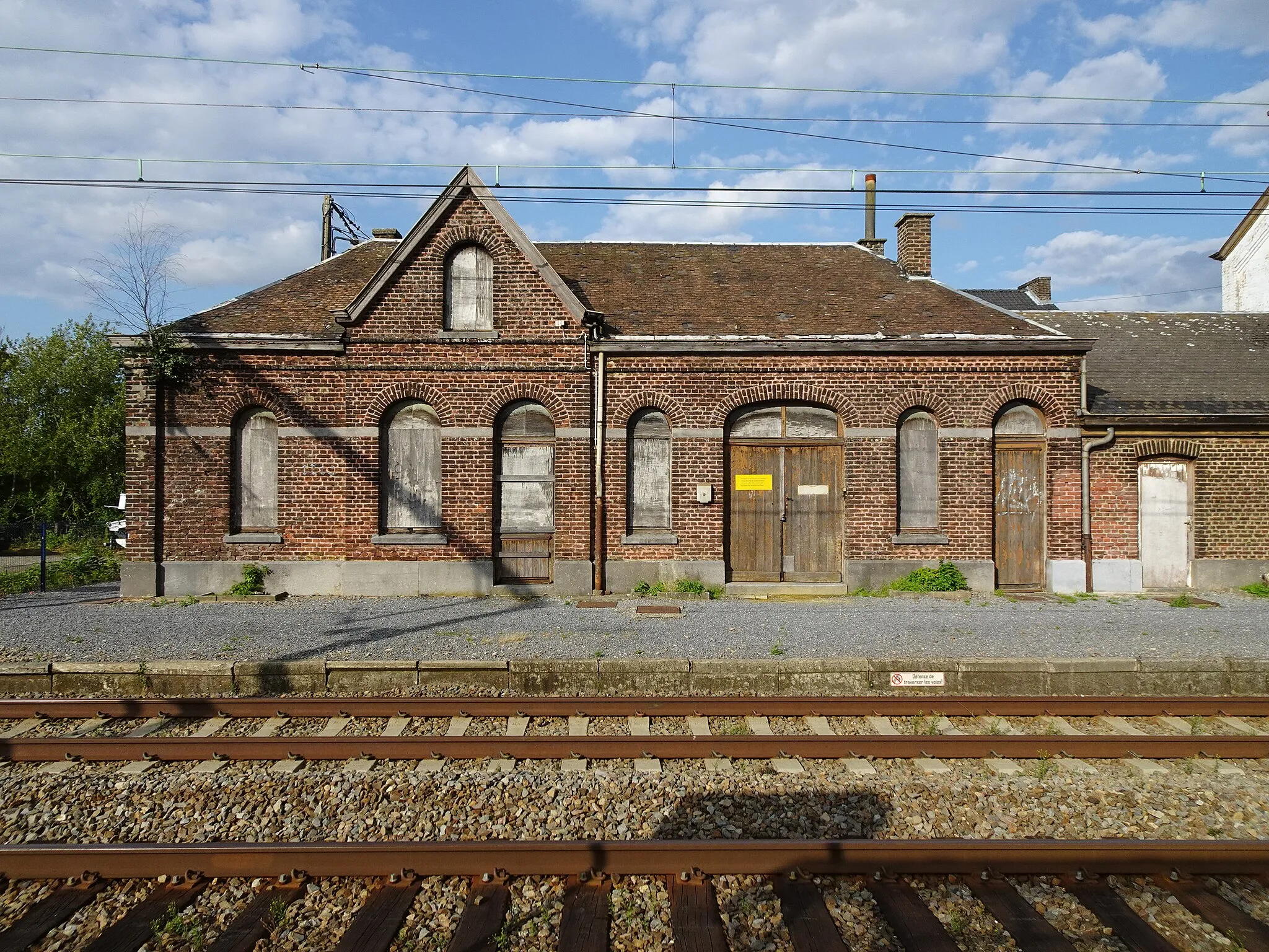 Photo showing: Anciens bâtiments de la gare de Rhisnes. Bâtiment annexe construit autour de 1900.