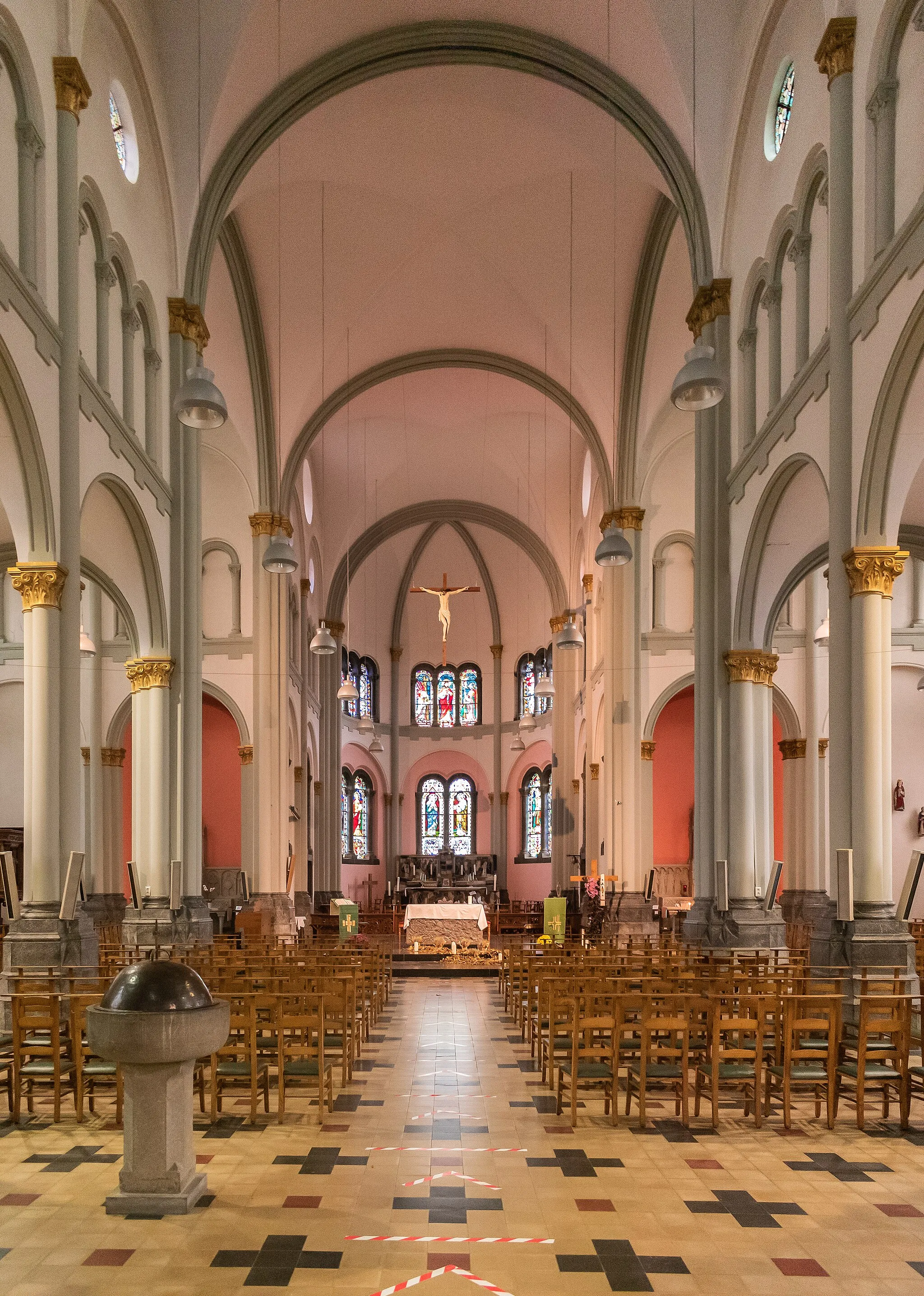 Photo showing: Interior of the church of the Visitation in Rochefort, Namur Province, Belgium