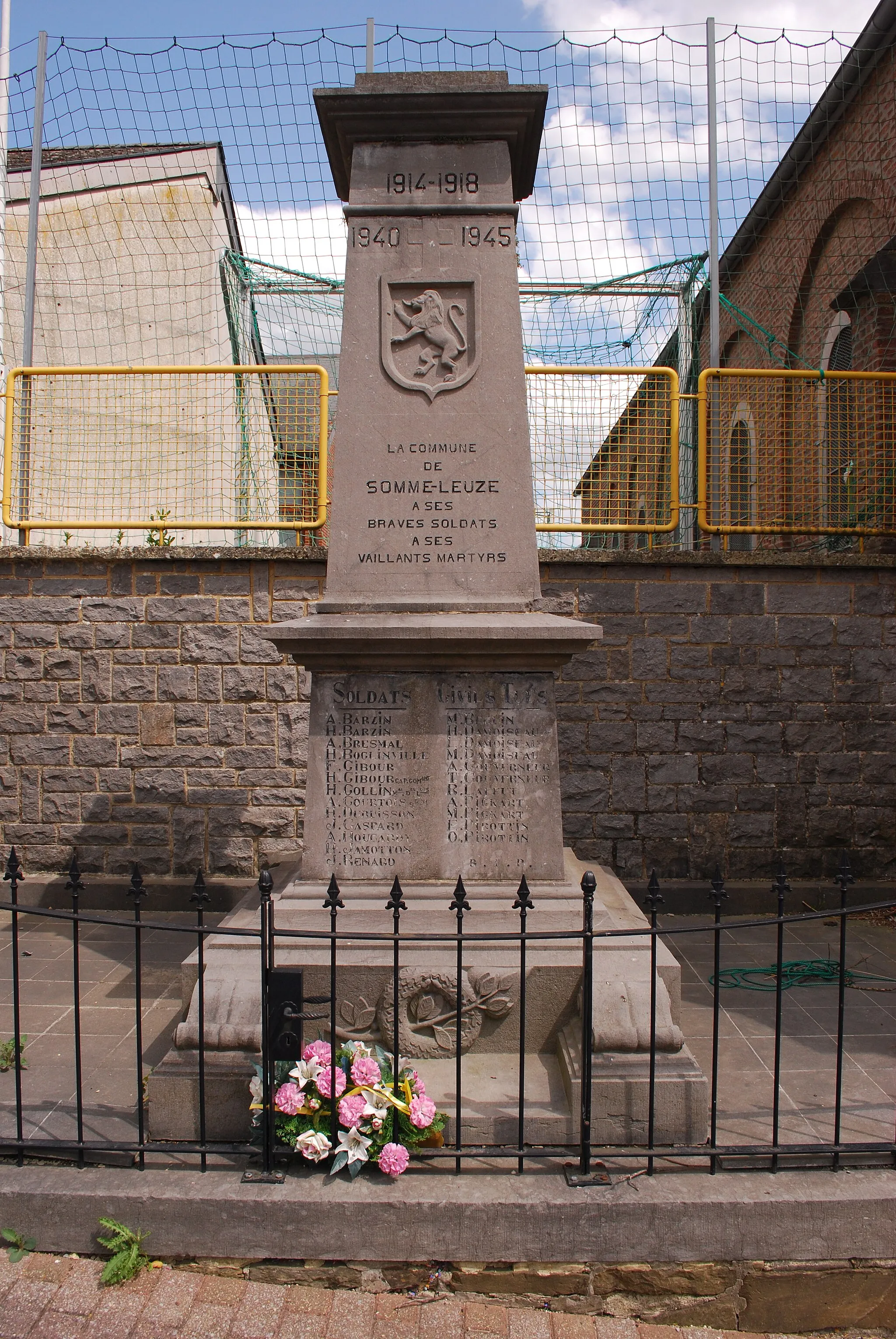 Photo showing: Le momument commémoratif de la Guerre 1914-1918 et de la Guerre 1940-1945, près de l'église Saint-Rémy à Somme-Leuze.