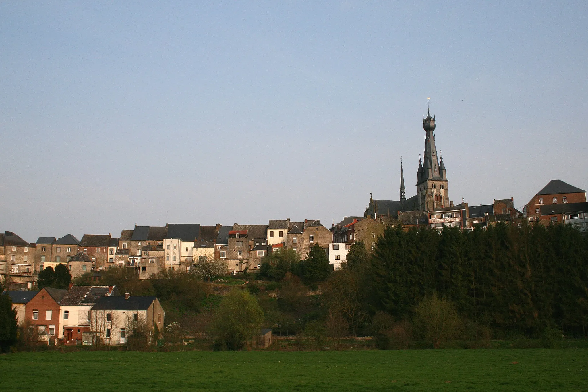 Photo showing: Walcourt (Belgium), the old city and the Basilica St Maternus (XVth century).