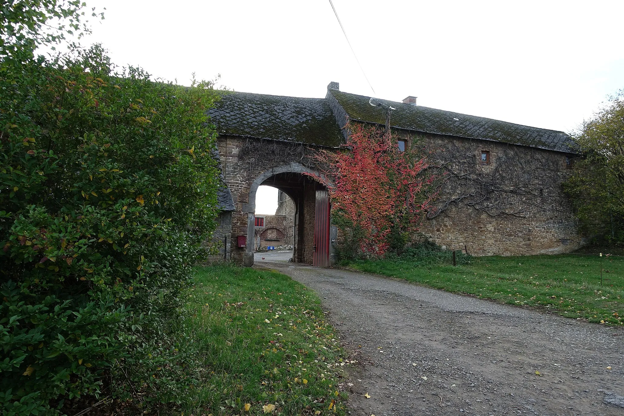 Photo showing: Ferme de Houssoy in Vézin (Andenne) is een vierkantshoeve uit de 17de eeuw gebouwd rond een donjon uit 14de eeuw in Vezin (Andenne).
Beschermd monument