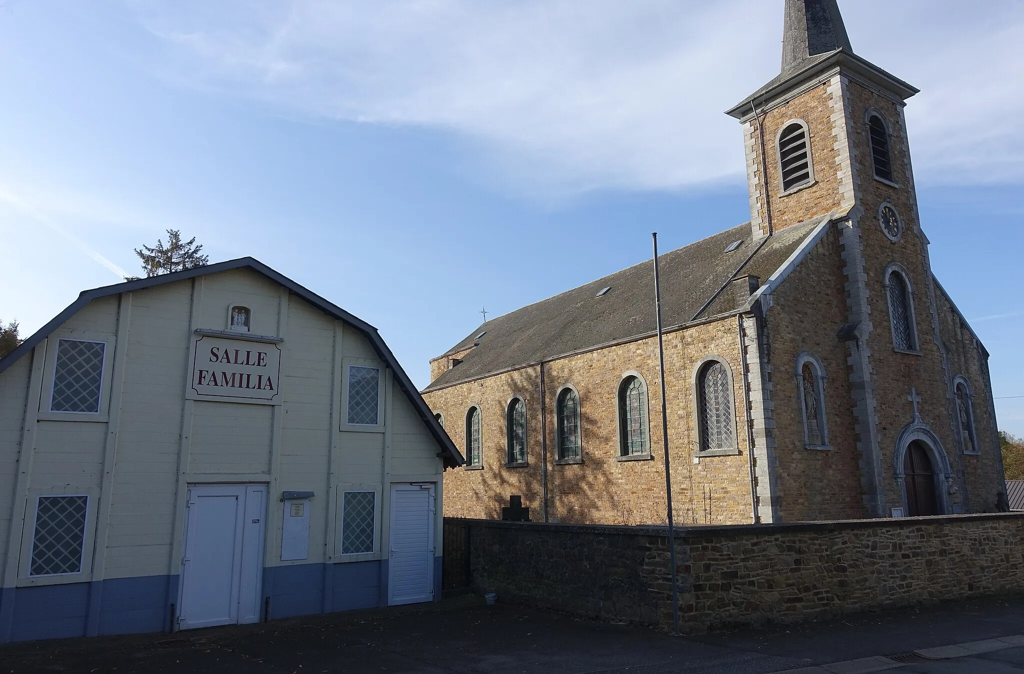 Photo showing: Kerk en zaal Familia in Ville-en-Waret (Andenne)