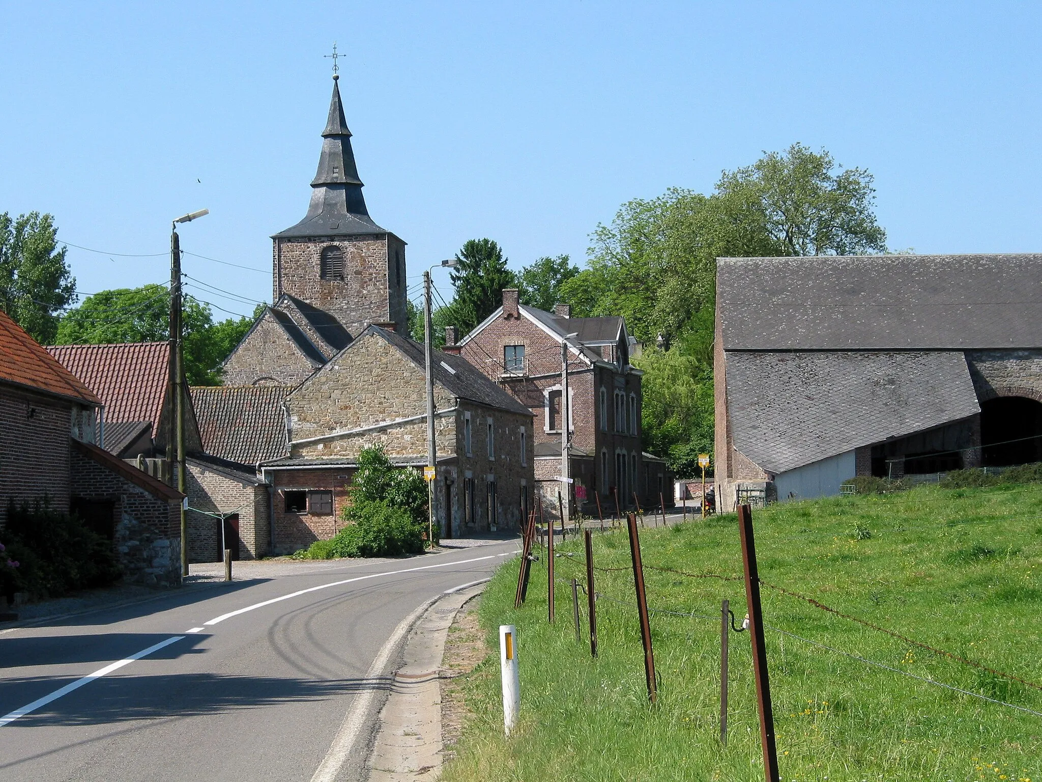 Photo showing: Wierde (Belgium),  the village and his old Romanesque church (XI/XIIth centuries).
