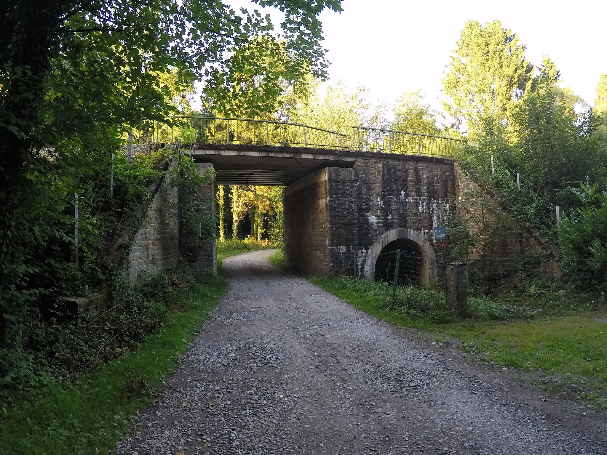 Photo showing: Pont de la ligne 132 à Yves-Gomezée - Pré de dessous Guerin - - Le Train passe sur le pont, lequel surplombe la rue et l'eau d'yves