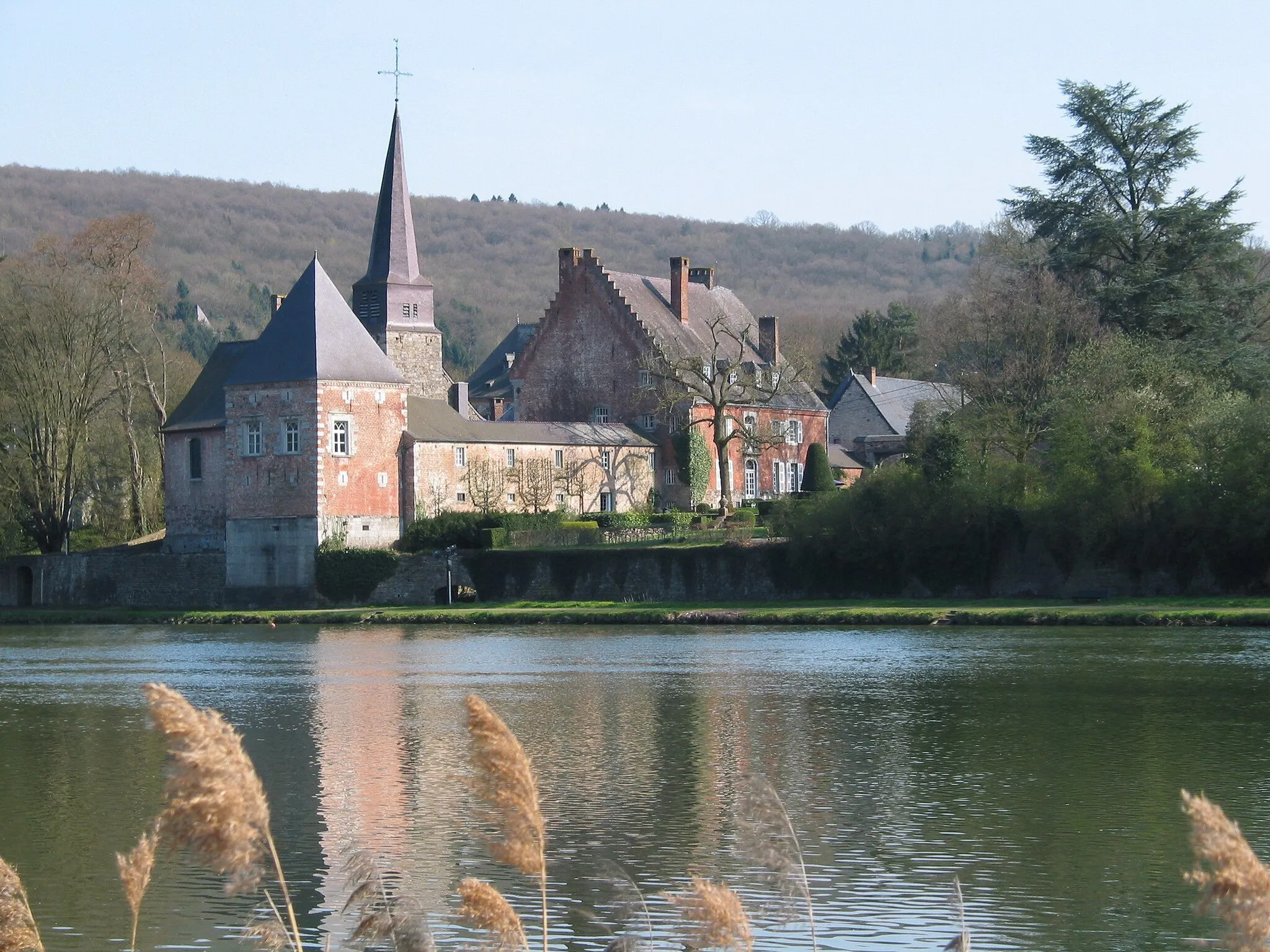 Photo showing: Godinne (Belgium), the village and the St. Peter church (XVII/XVIIIth centuries) alongside the Meuse river.