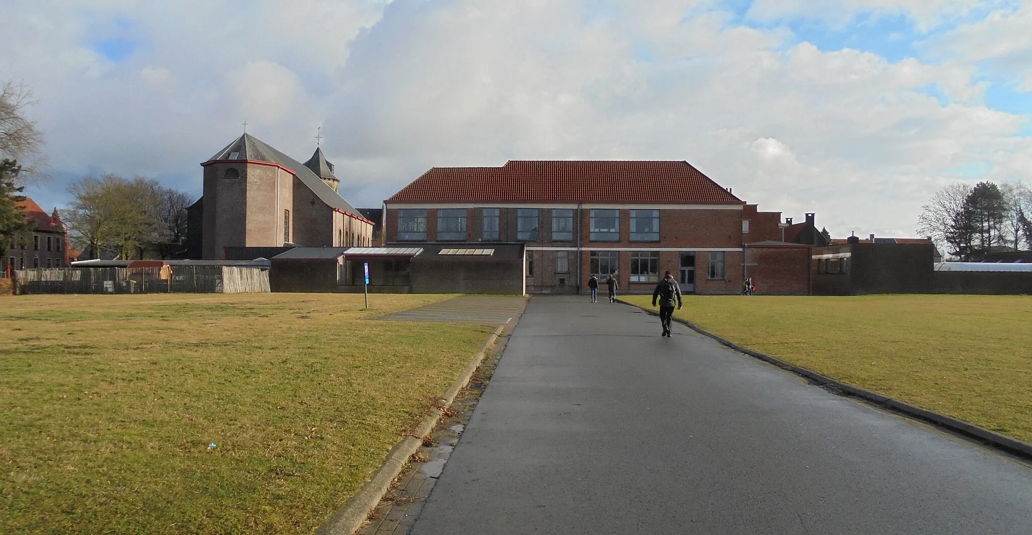 Photo showing: De Sint-Adrianuskerk en lagere school in Adegem-Dorp - Adegem - Maldegem - Oost-Vlaanderen - België