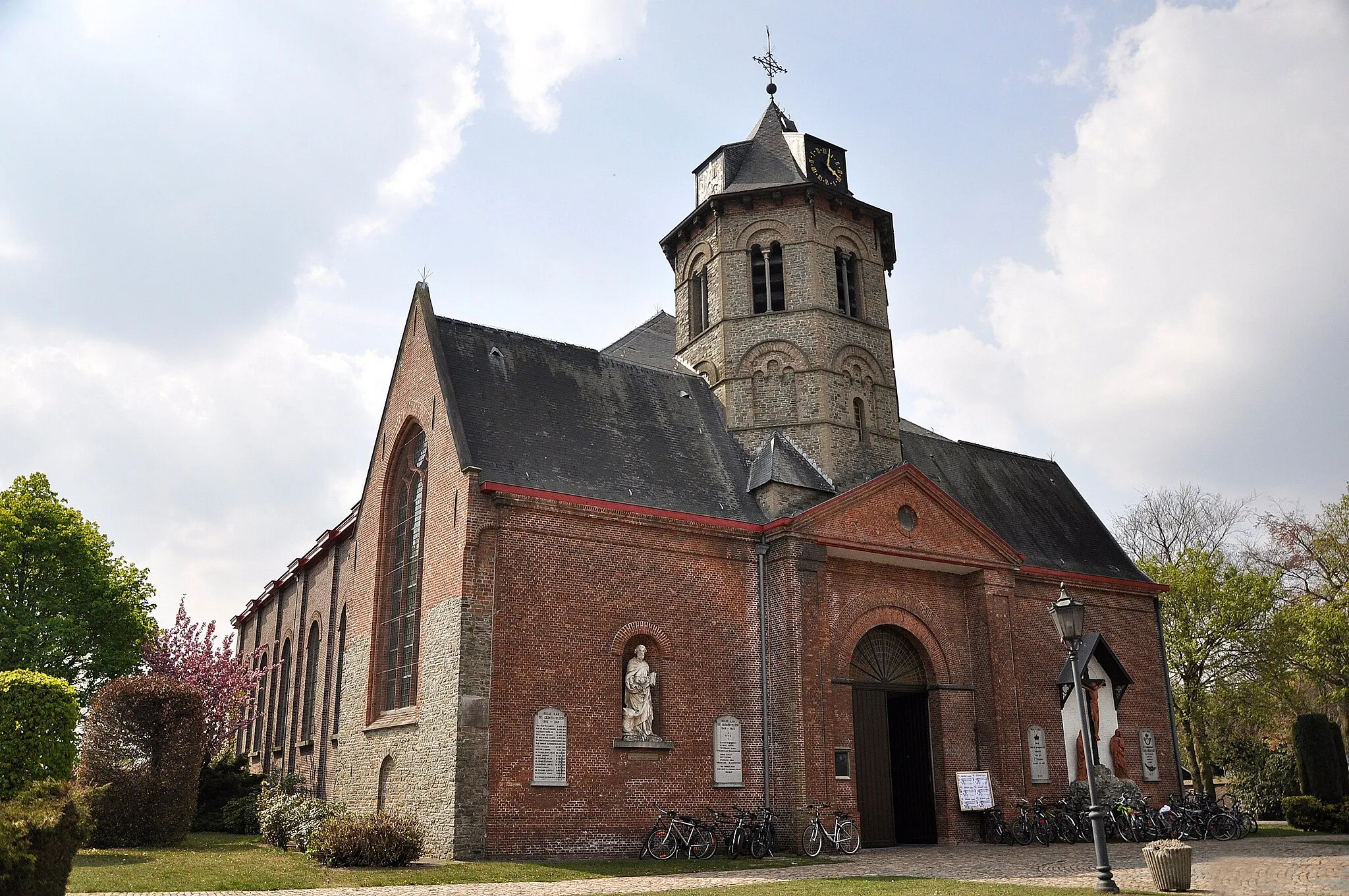 Photo showing: De Sint-Adrianuskerk te Adegem, België