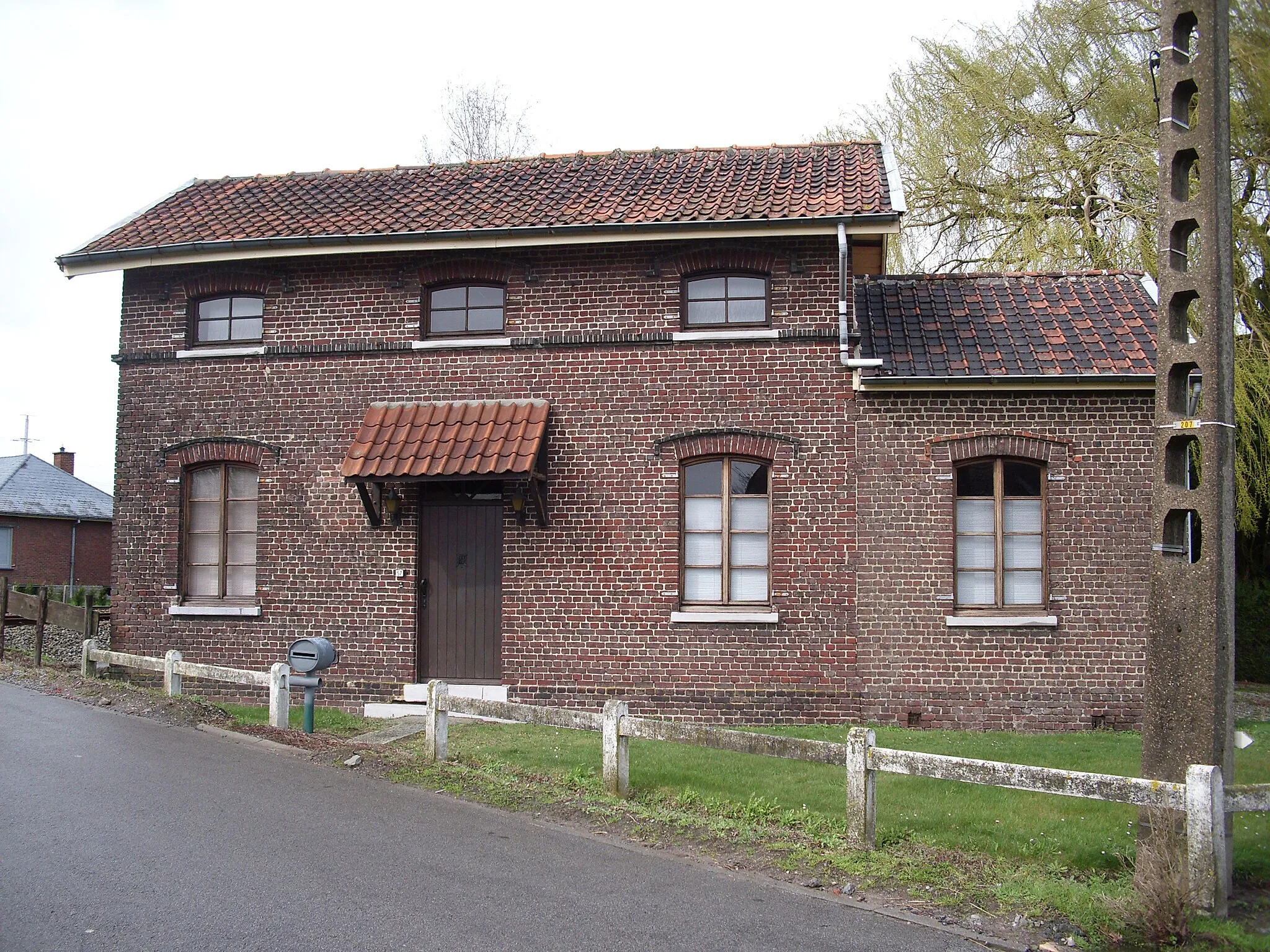 Photo showing: Spoorwachtershuisje op de hoek Tempelstraat met de Klonkeveldstraat - Asper - Gavere - Oost-Vlaanderen - Vlaanderen - België