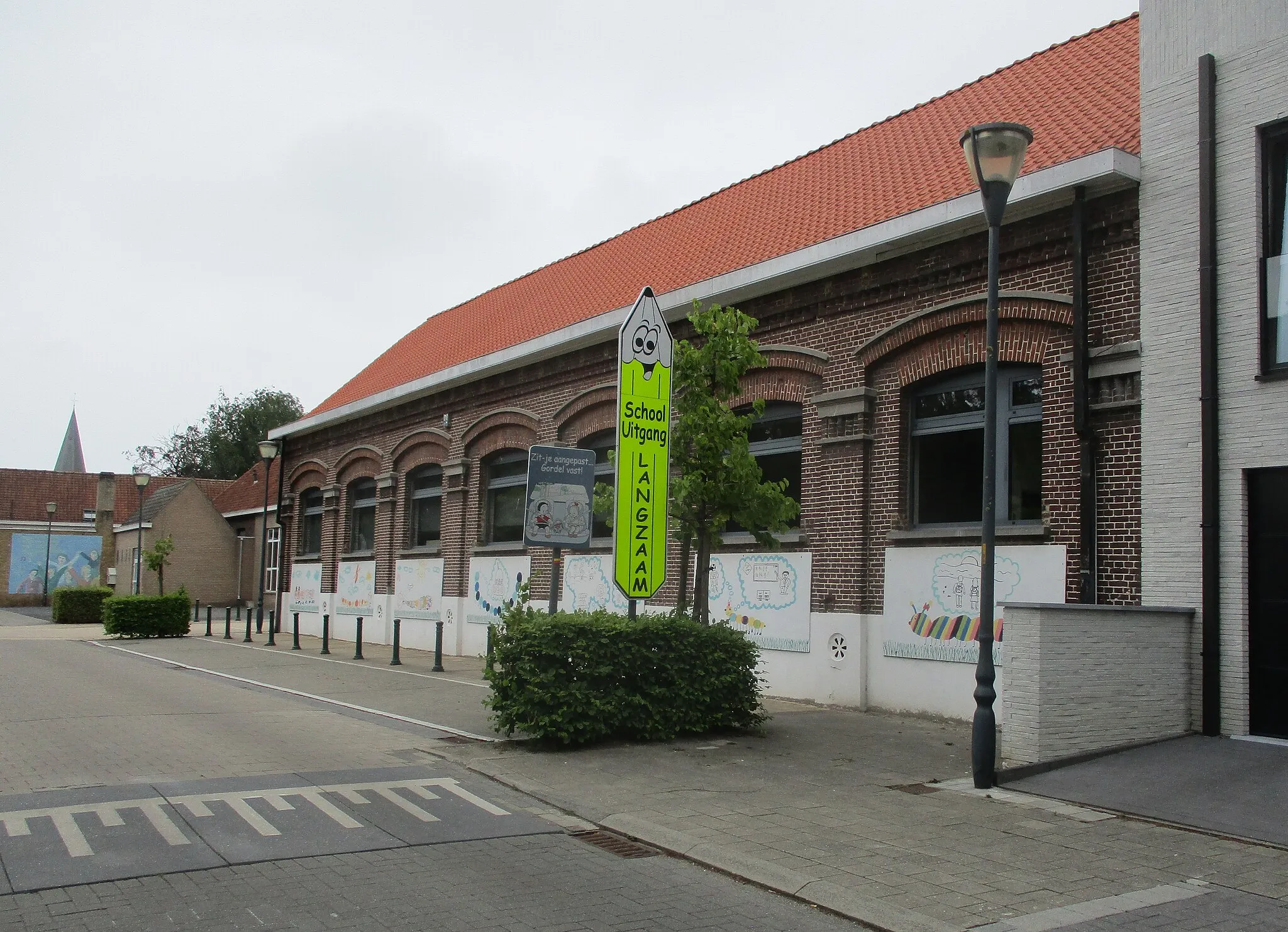 Photo showing: Gemeenteschool - Nieuwe Boekhoutestraat - Bassevelde - Assenede - Oost-Vlaanderen - België. Op de achtergrond de spits van de kerktoren van de Onze-Lieve-Vrouw Hemelvaartkerk.
