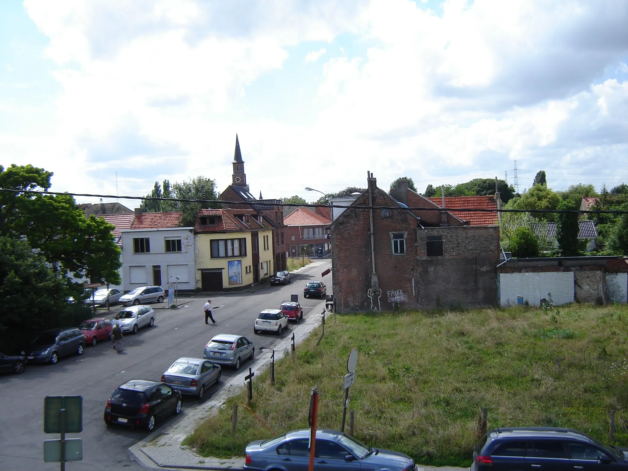 Photo showing: View on the town center of Doel, seen from the banks of the Scheldt. Corner of the Scheldemolenstraat and the Pastorijstraat. Doel, Beveren, East Flanders, Belgium