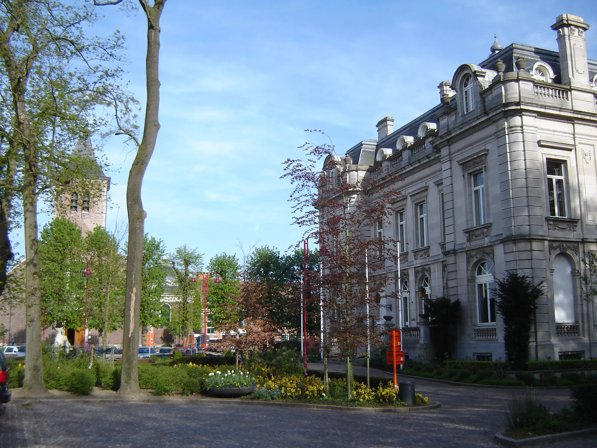 Photo showing: Town center of Destelbergen, with its church and town hall. Destelbergen, East Flanders, Belgium