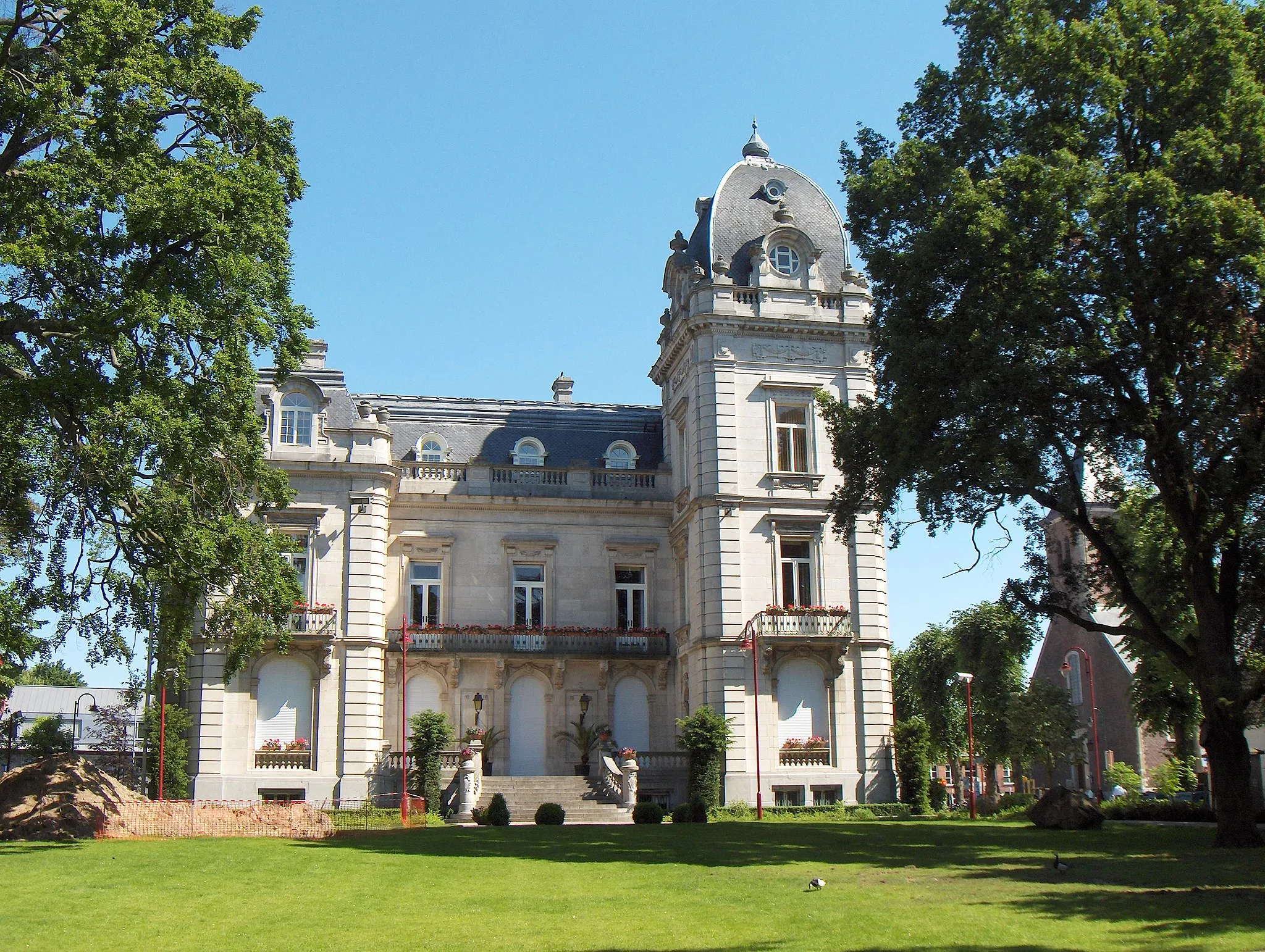 Photo showing: Beschreibung: Destelbergen (Belgien, Prov. Ostflandern), Rathaus (ehemaliges Schloss Van Acker, ca. 1914).

Datum: 11. Juni 2006.
Fotograf: Friedrich Tellberg