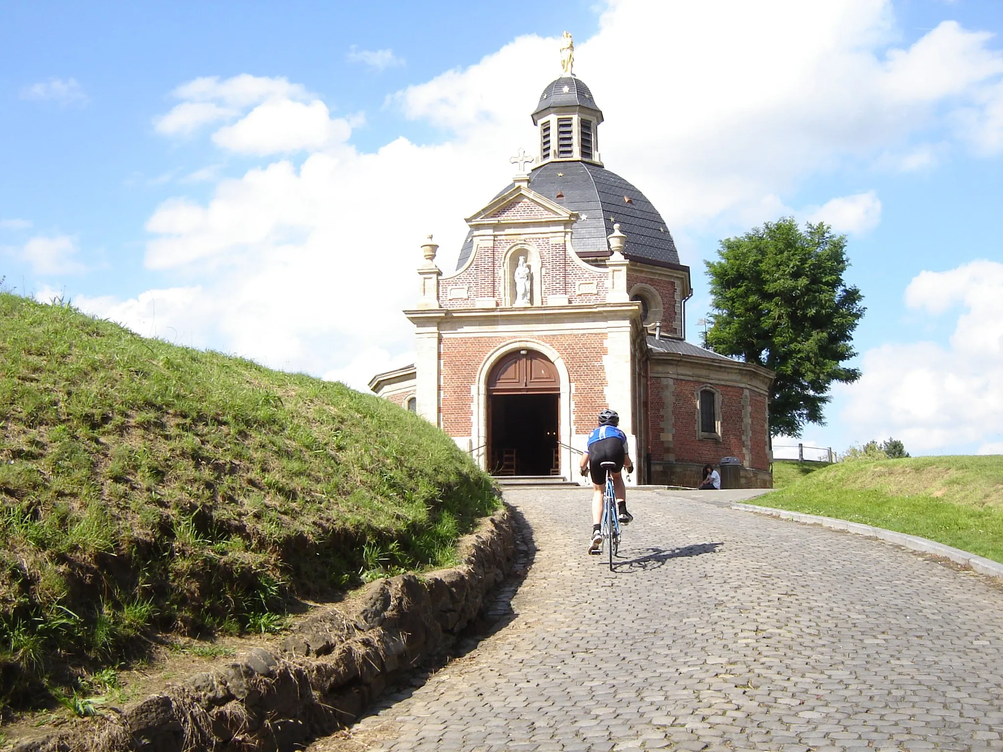 Photo showing: Top of the Oudeberg hill (Muur) in Geraardsbergen. Chapel of Our Lady of Oudeberg. Last part of the "Muur van Geraardsbergen" climb, known from cycling classics. Geraardsbergen, East Flanders, Belgium.