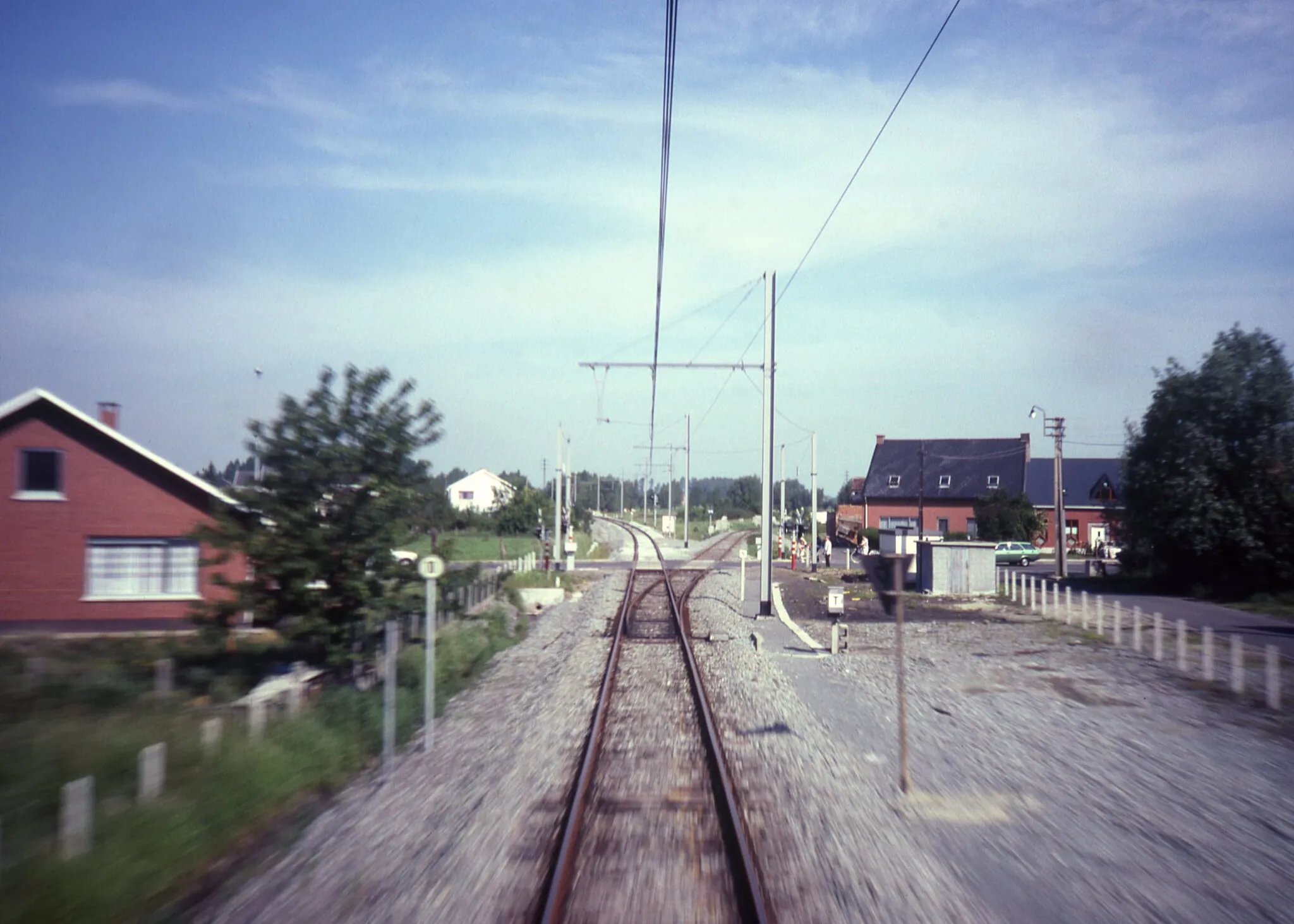 Photo showing: De spoorlijn Lokeren Dendermonde na elektrificatie. Hier is de aftakking te zien van de vroegere spoorlijn naar Sint Niklaas (lijn 56). Was in 1981 nog in dienst als industrie aansluiting.