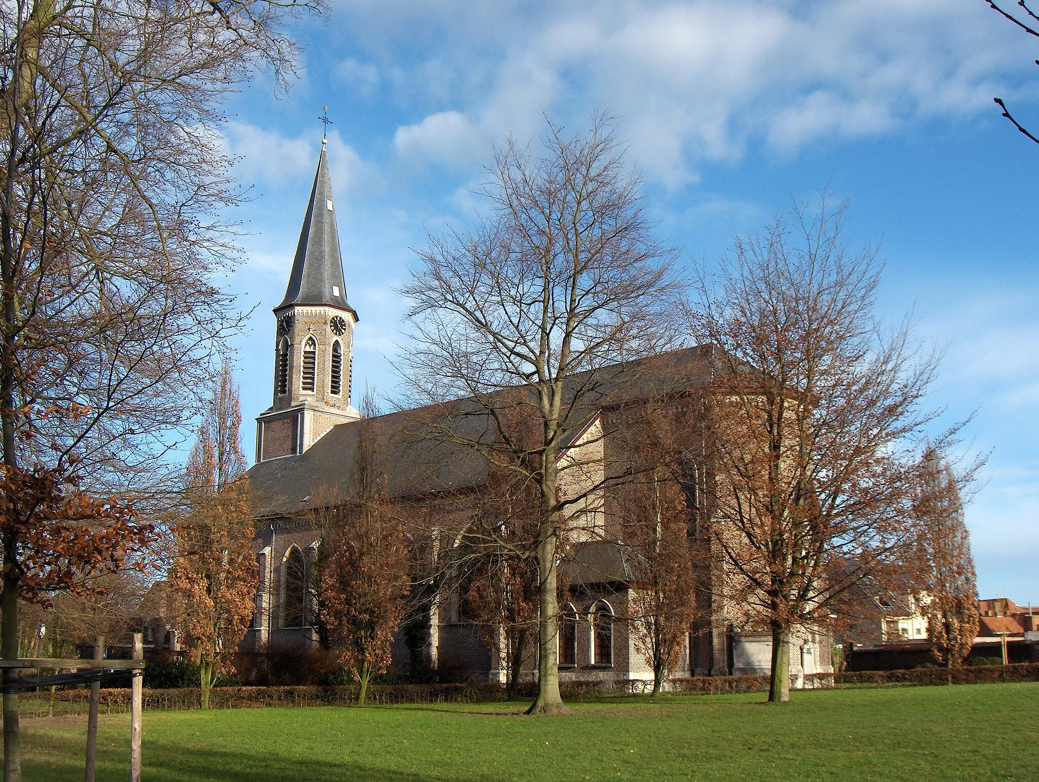 Photo showing: Heusden (Ortsteil der Gemeinde Destelbergen, Belgien, Prov. Ostflandern), Kreuzkirche (Heilig-Kruiskerk), 1844-1845, eine der ältesten neugotischen Kirchen Belgiens.