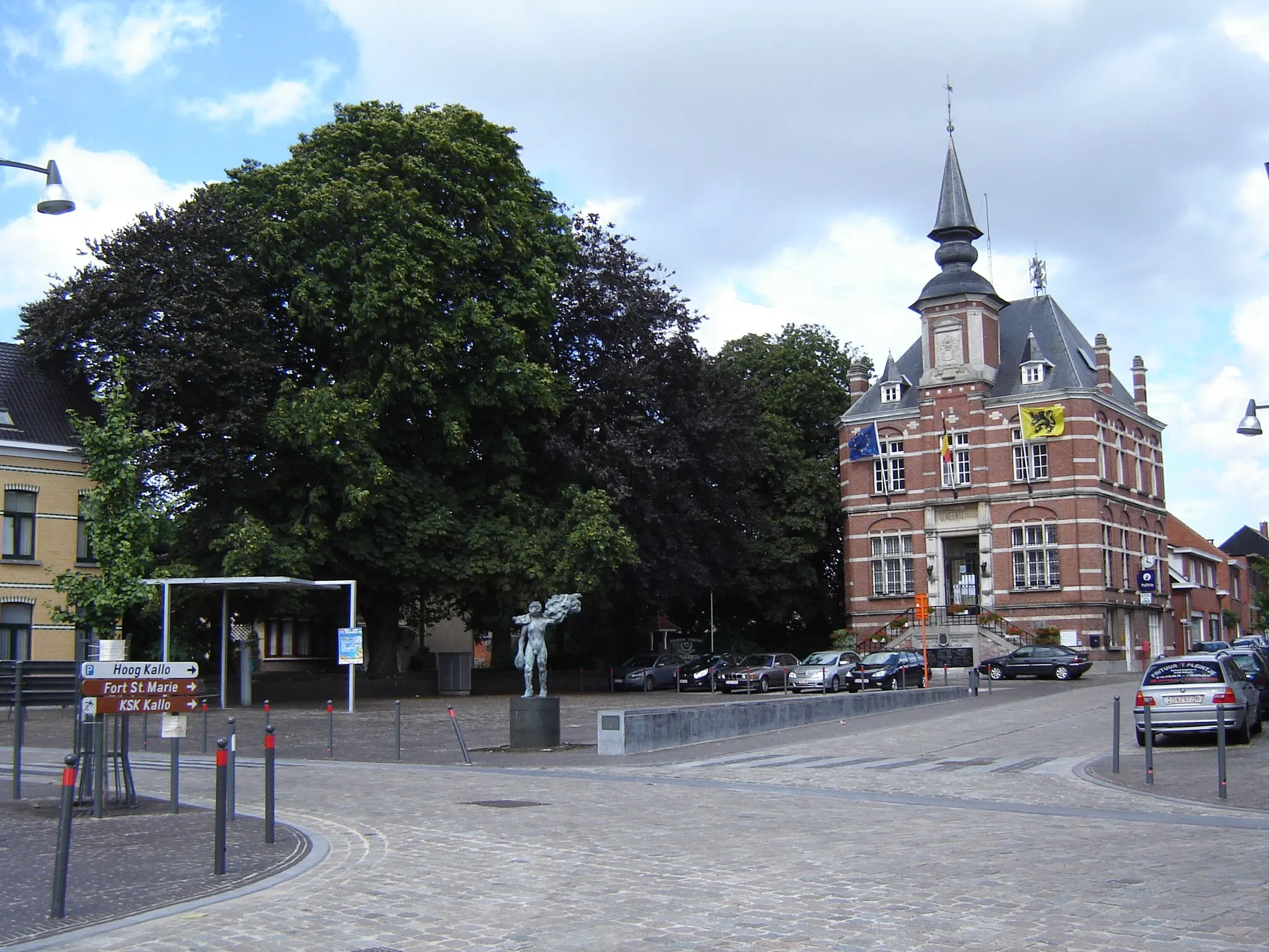 Photo showing: Gemeenteplein, market square in Kallo. Kallo, Beveren, East Flanders, Belgium